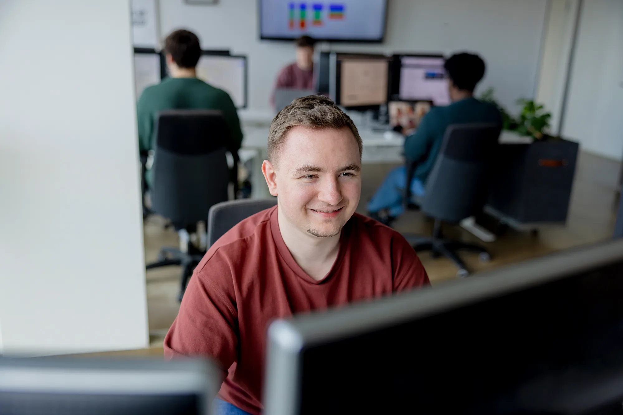 Ein Developer von kernpunkt prüft den Status eines Digitalprojekts