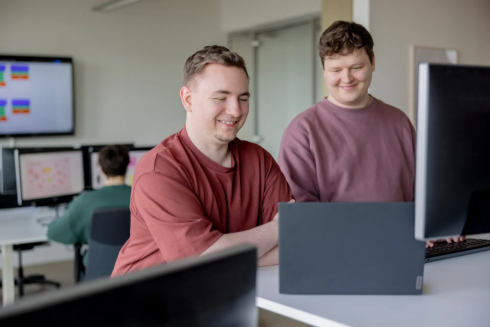 Zwei Developer besprechen ein E-Commerce-Projekt bei kernpunkt