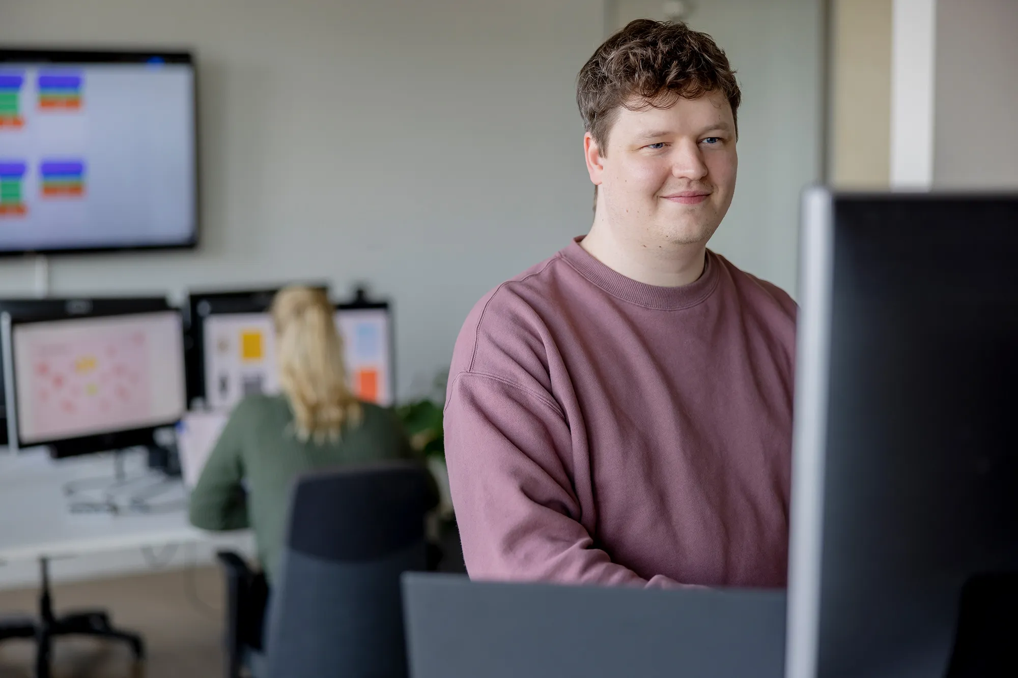 Ein Entwickler von kernpunkt programmiert am Arbeitsplatz