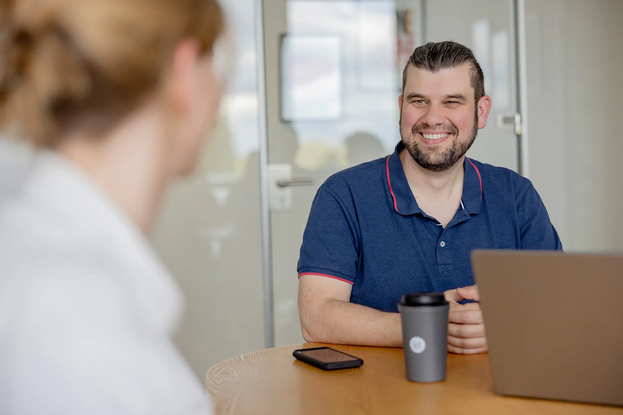 Persönlicher Austausch zwischen Mitarbeitenden von kernpunkt bei einem Meeting