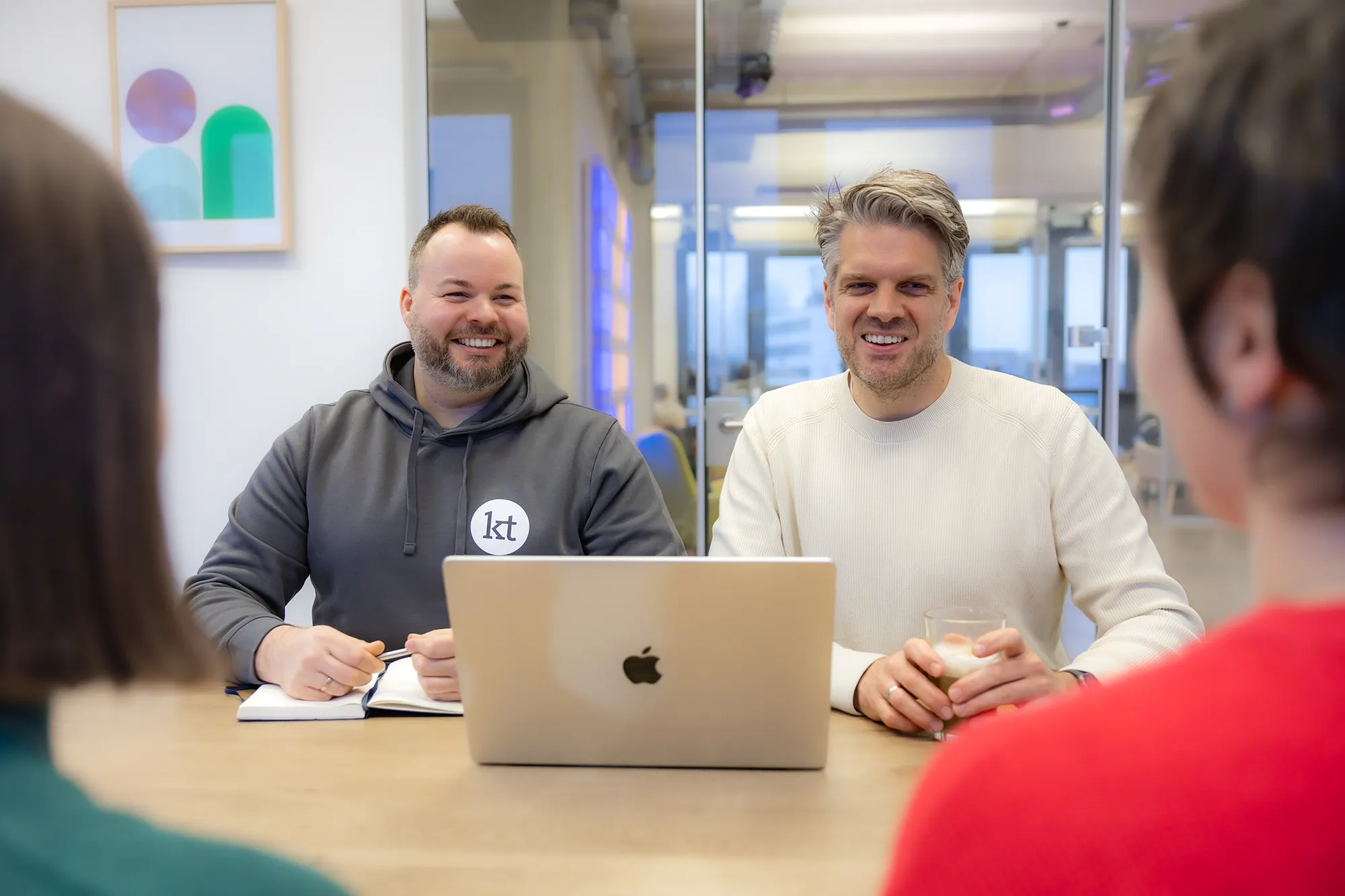 Unser Team bespricht das Vorgehen in einem aktuellen E-Commerce-Projekt unserer Kunden.