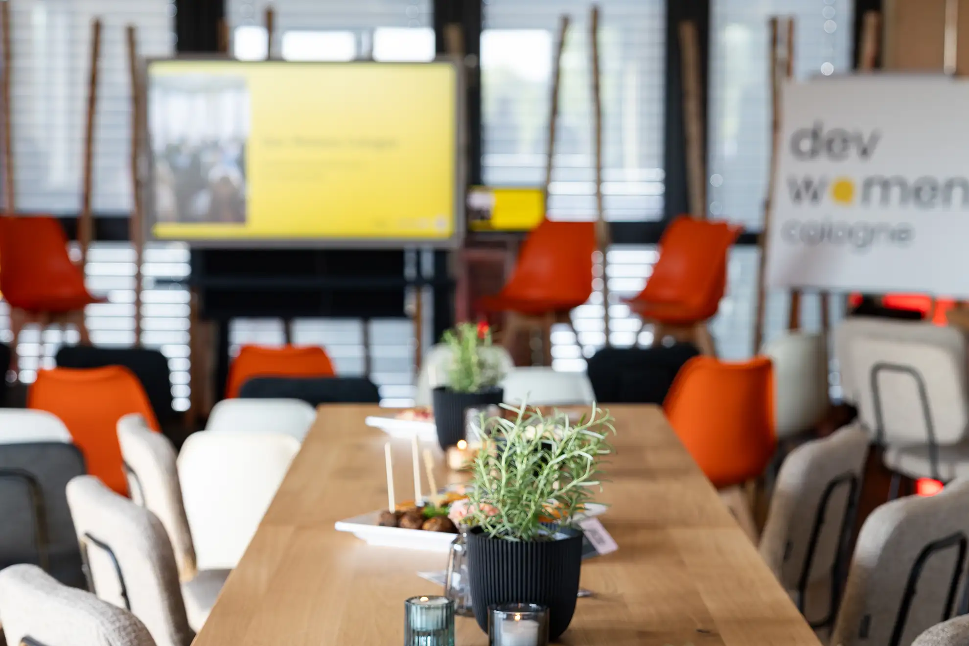 Ein gedeckter Tisch bei der Dev Women Cologne