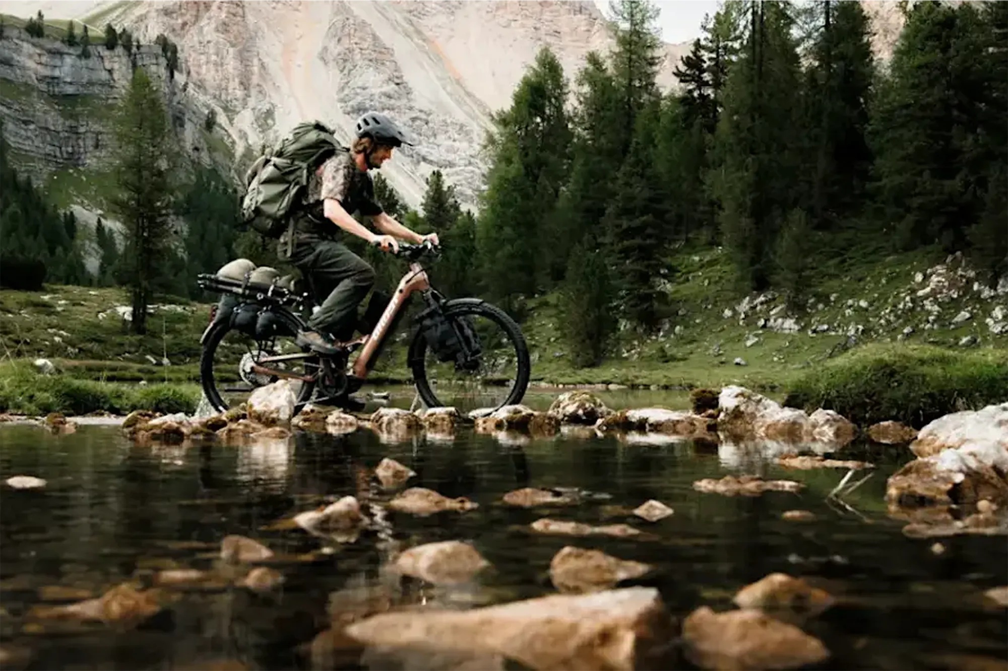 Ein Fahrradfahrer in der Natur