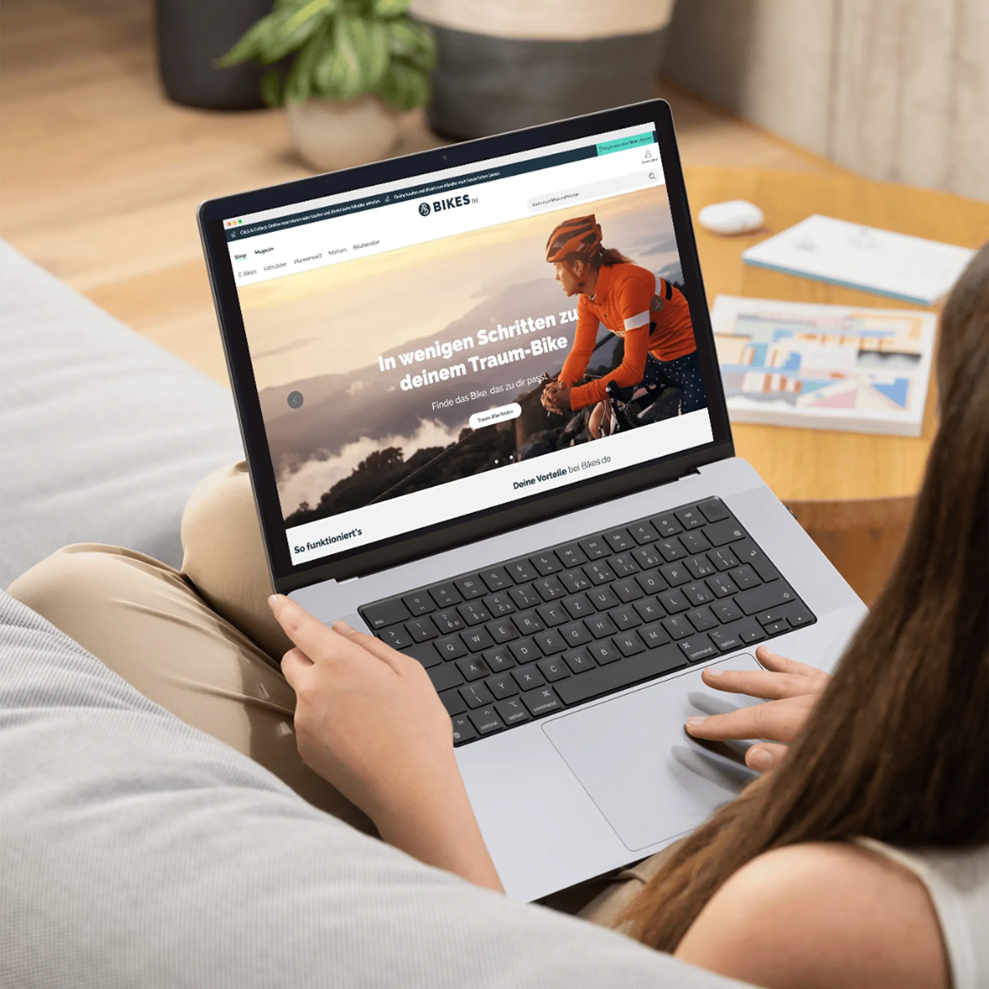 Eine Frau surft auf der Website von bikes.de