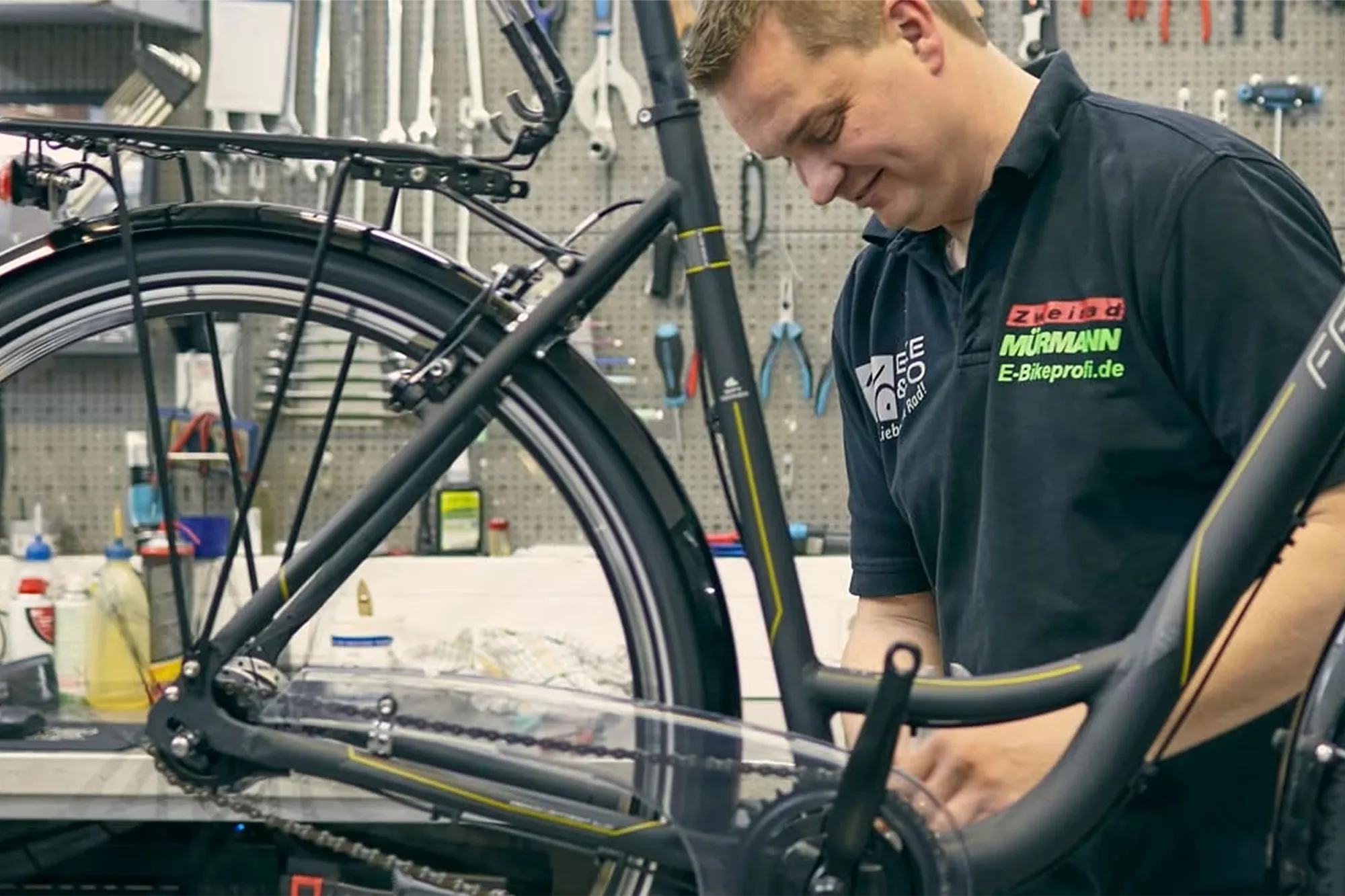 Handwerker repariert ein Fahrrad im Laden.