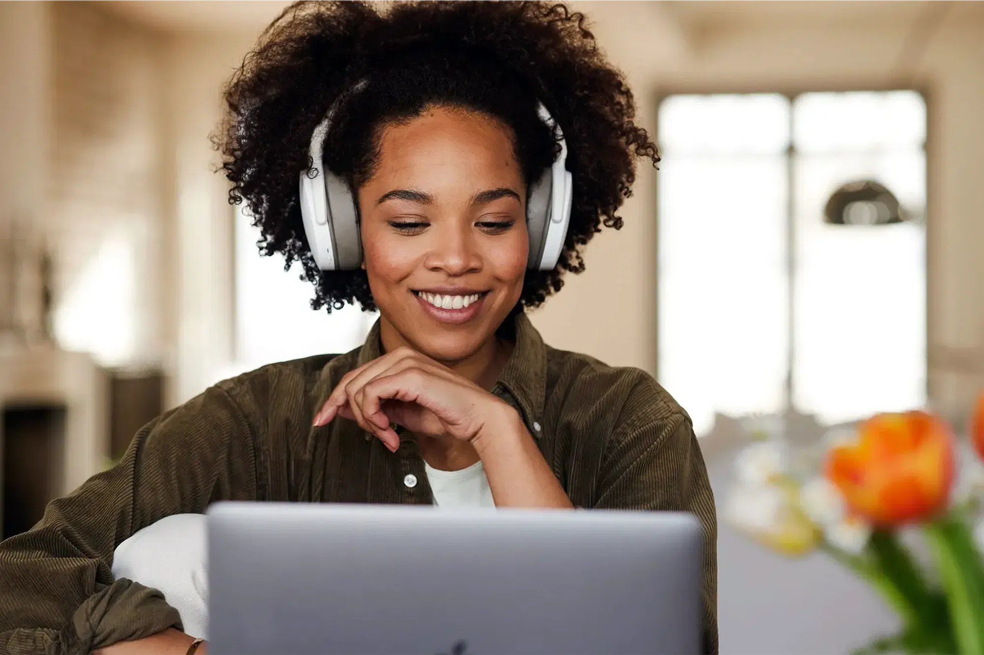 Frau schaut sich die Website von Hello Health auf einem Notebook an