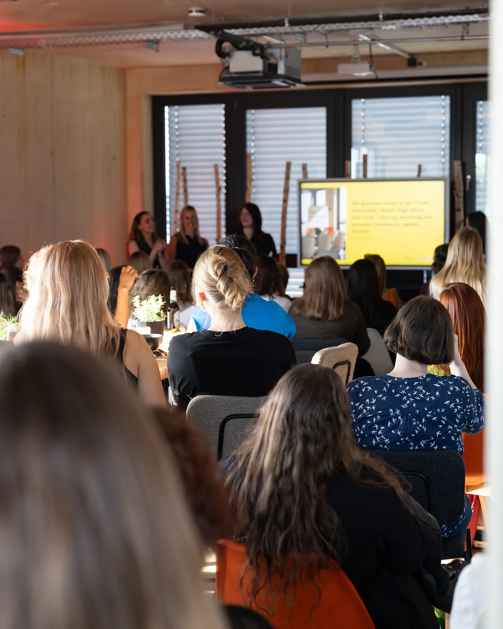 Ein Blick vom Publikum auf die Bühne bei der Dev Women Cologne