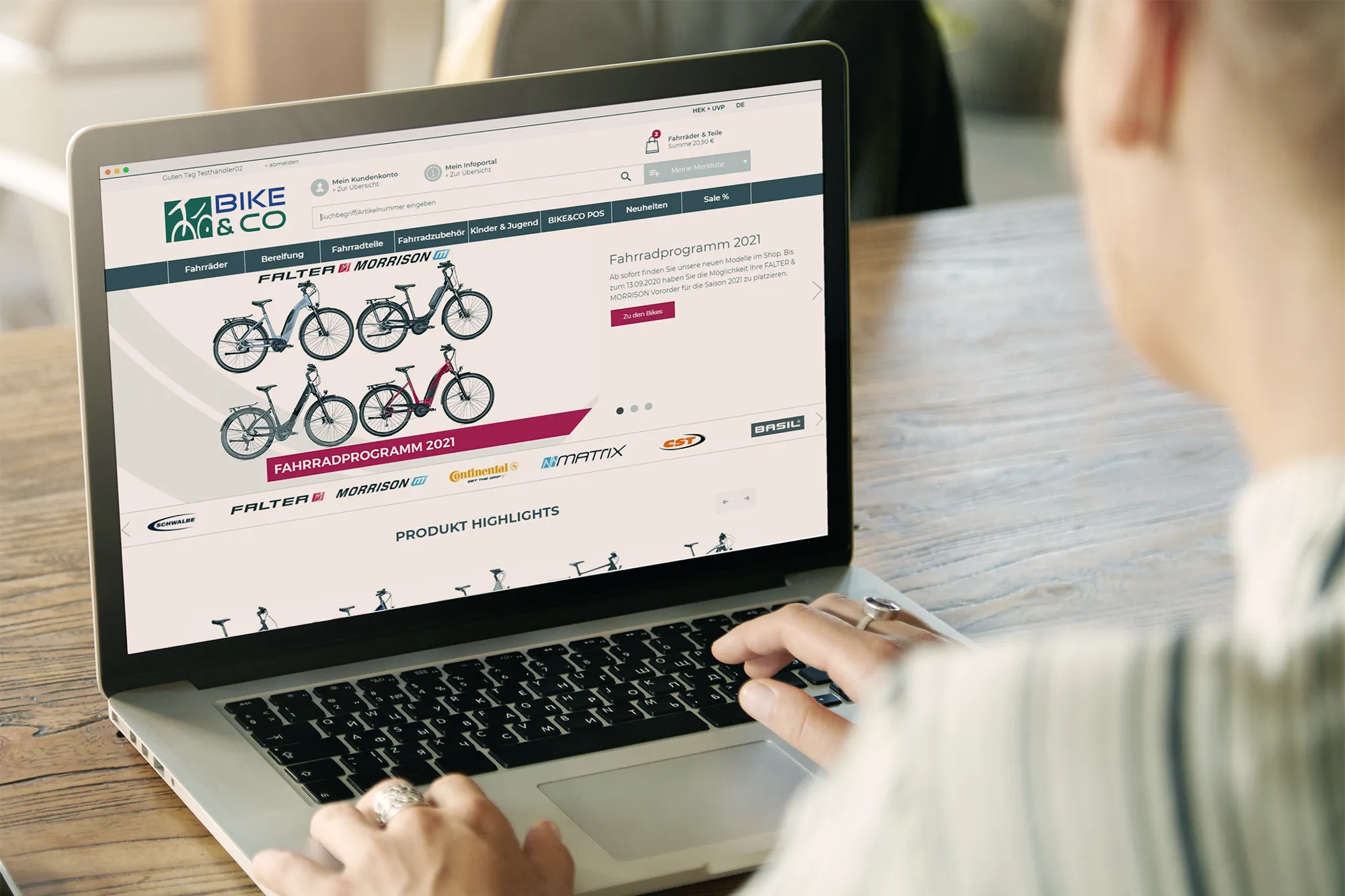 Person schaut sich die Website von Bike&Co auf einem Laptop an