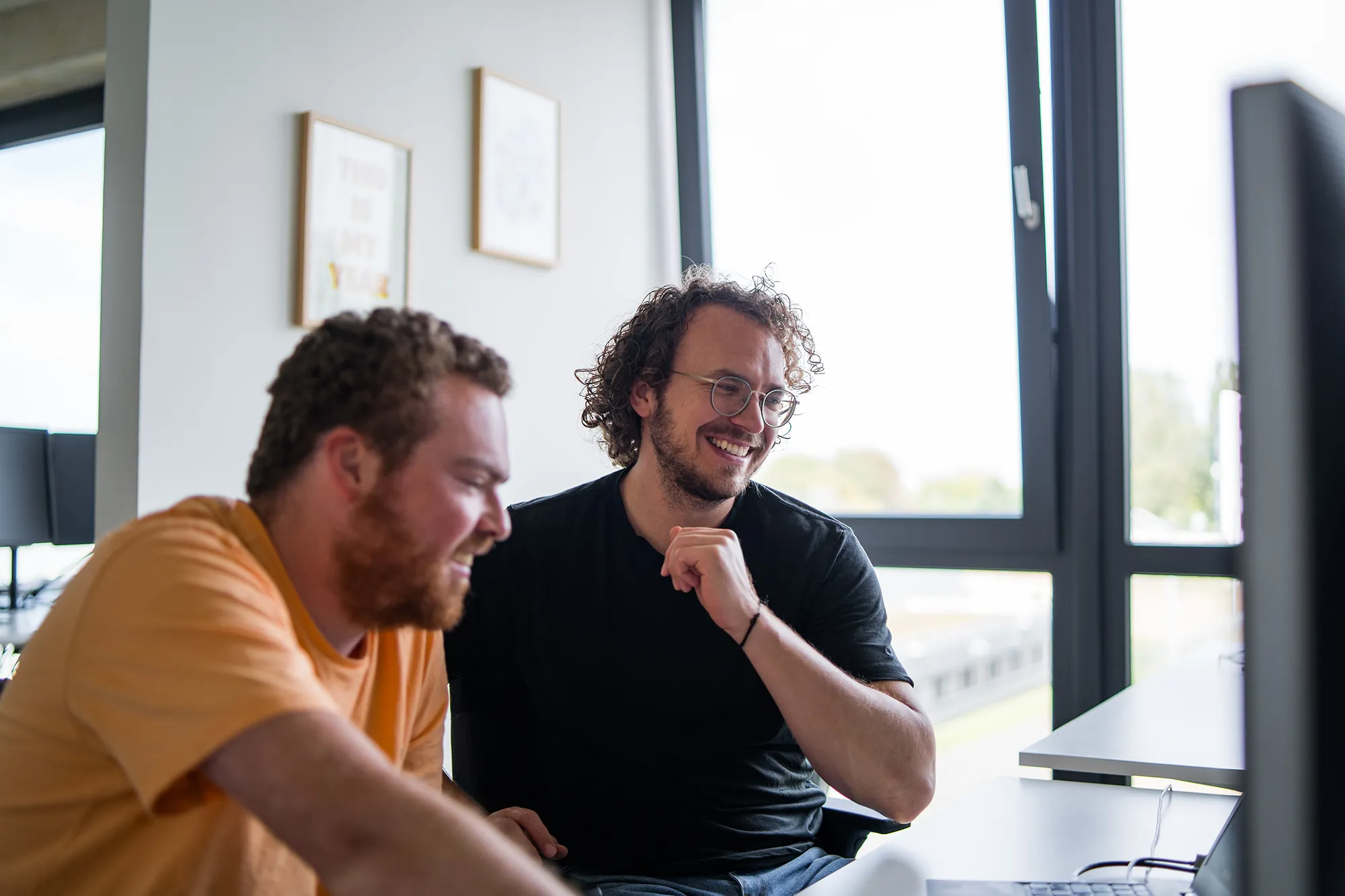 Zwei kernpunkt Mitarbeiter testen einen Proof of Concept.