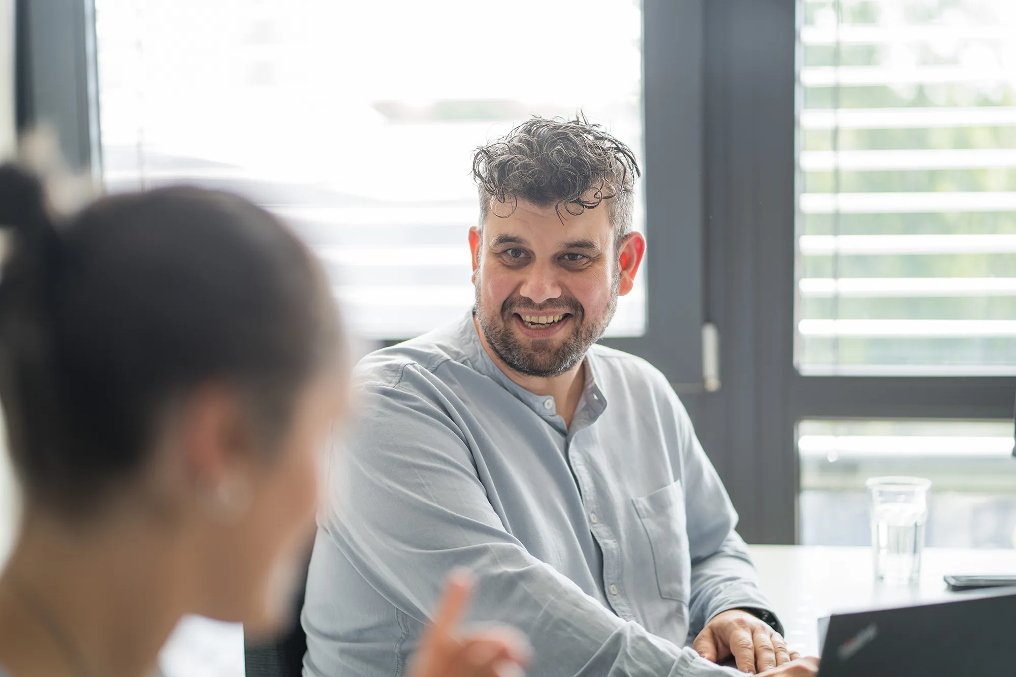 Mitarbeiter bespricht sich mit seiner Kollegin.