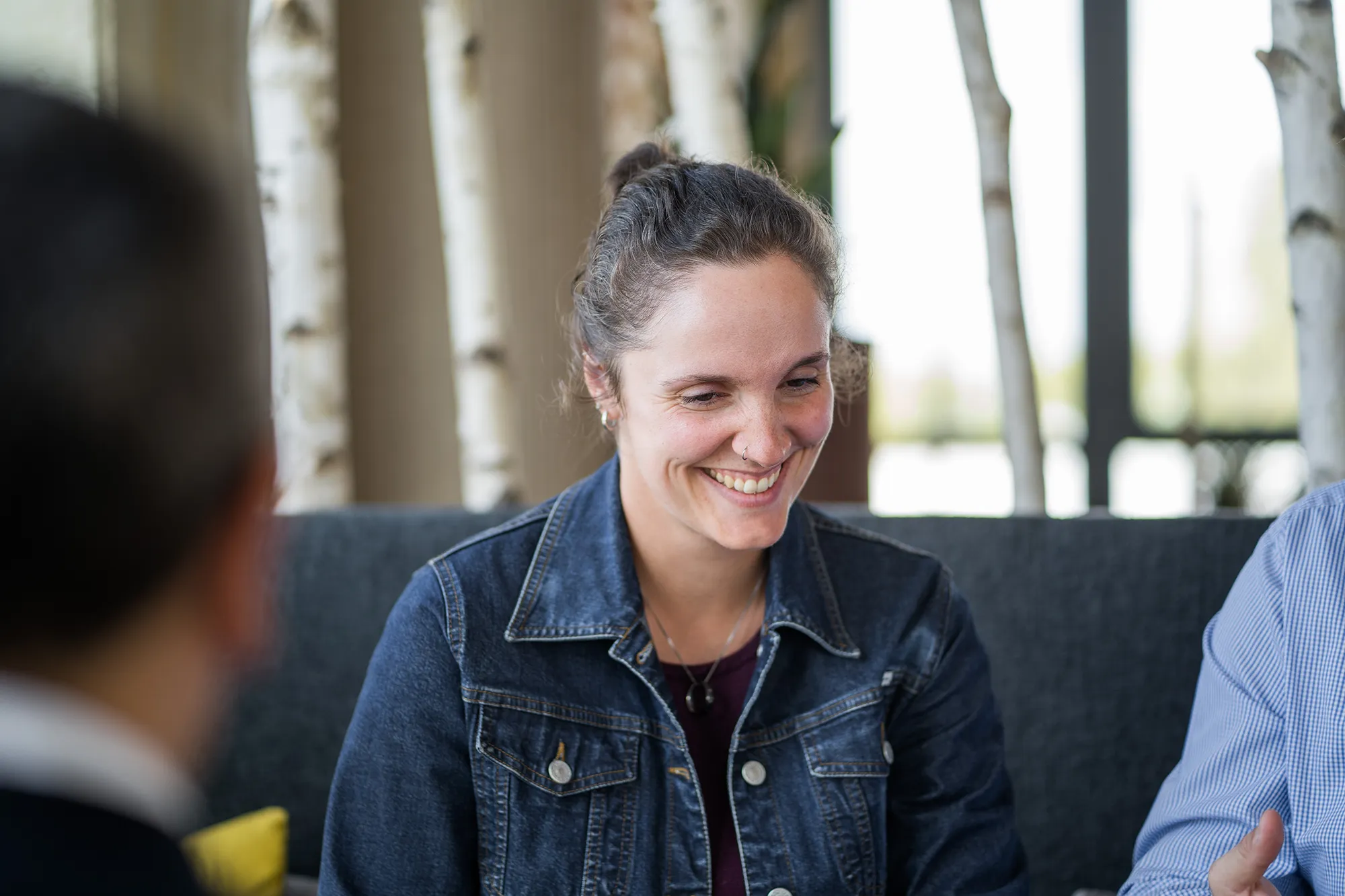 Mitarbeitende schaut sich etwas auf dem Laptop vor ihr an.