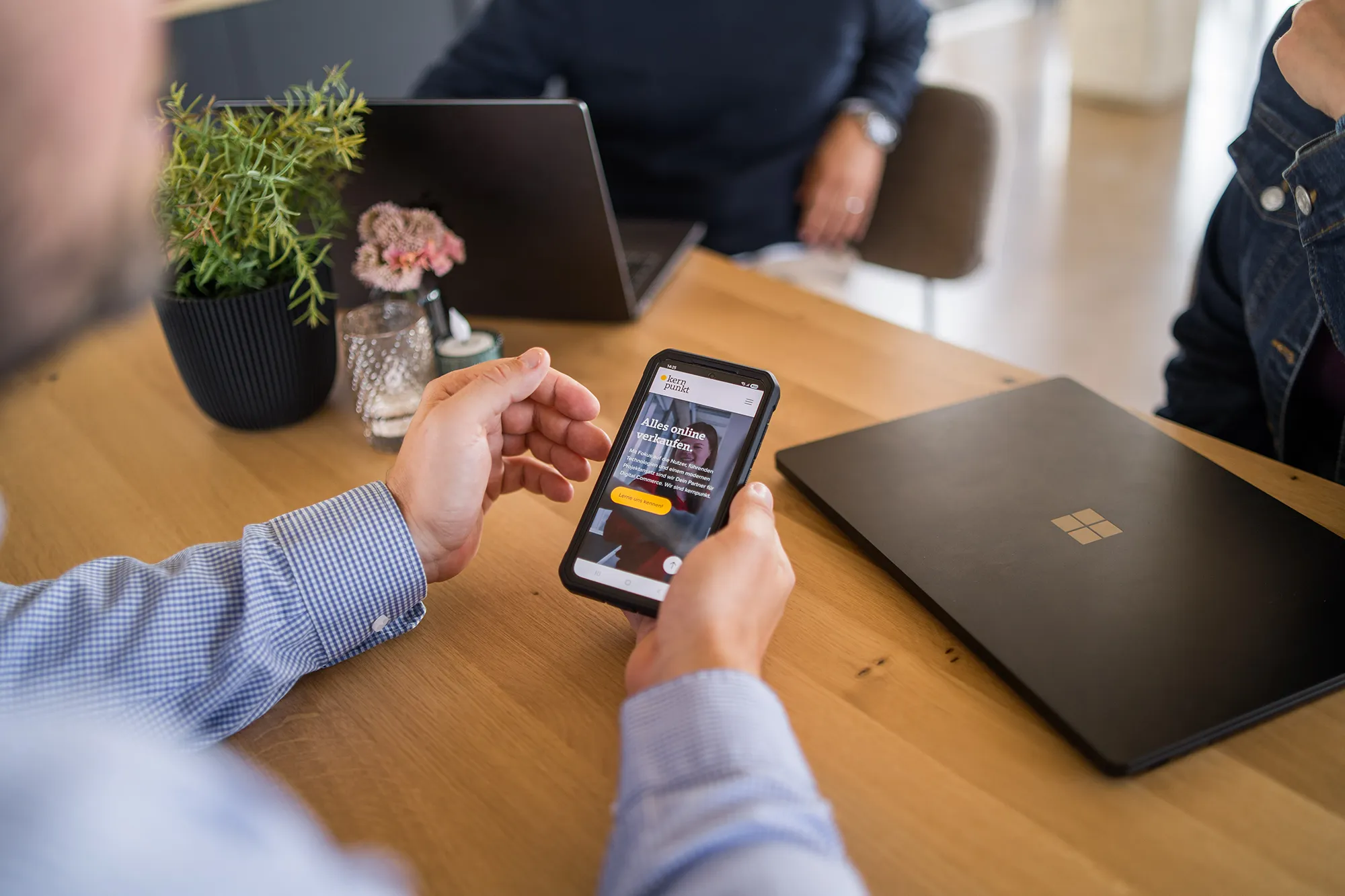 Die kernpunkt-Website in der mobilen Ansicht auf dem Smartphone.