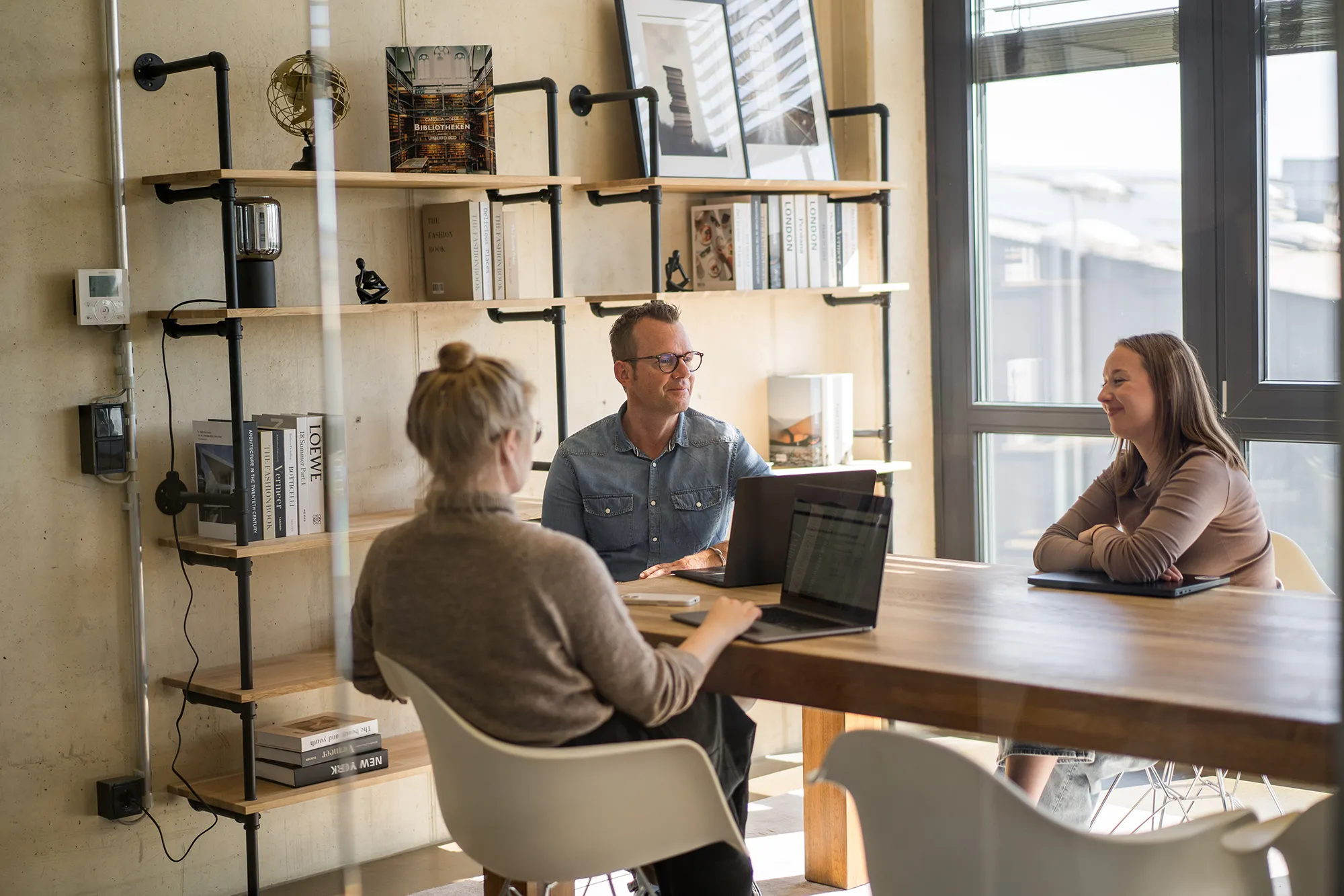 Drei Team-Mitglieder im Meeting