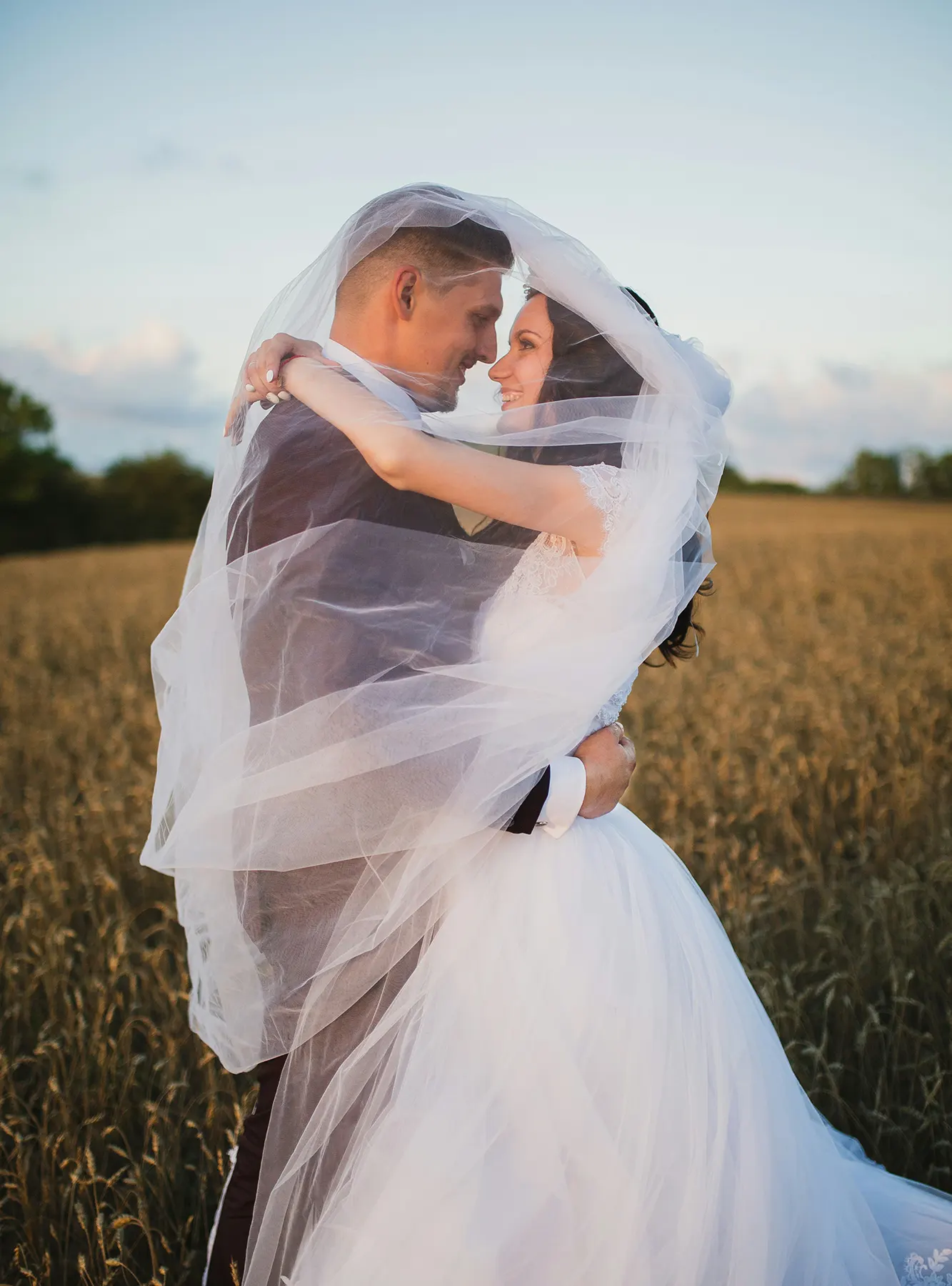 Ein Hochzeitspaar im Kornfeld