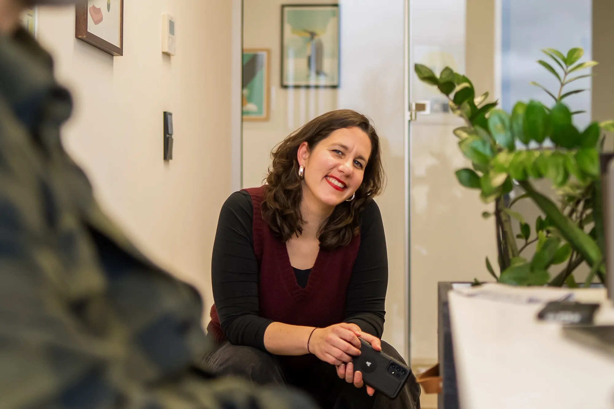 Mitarbeiterin lächelt ihren Kollegen an