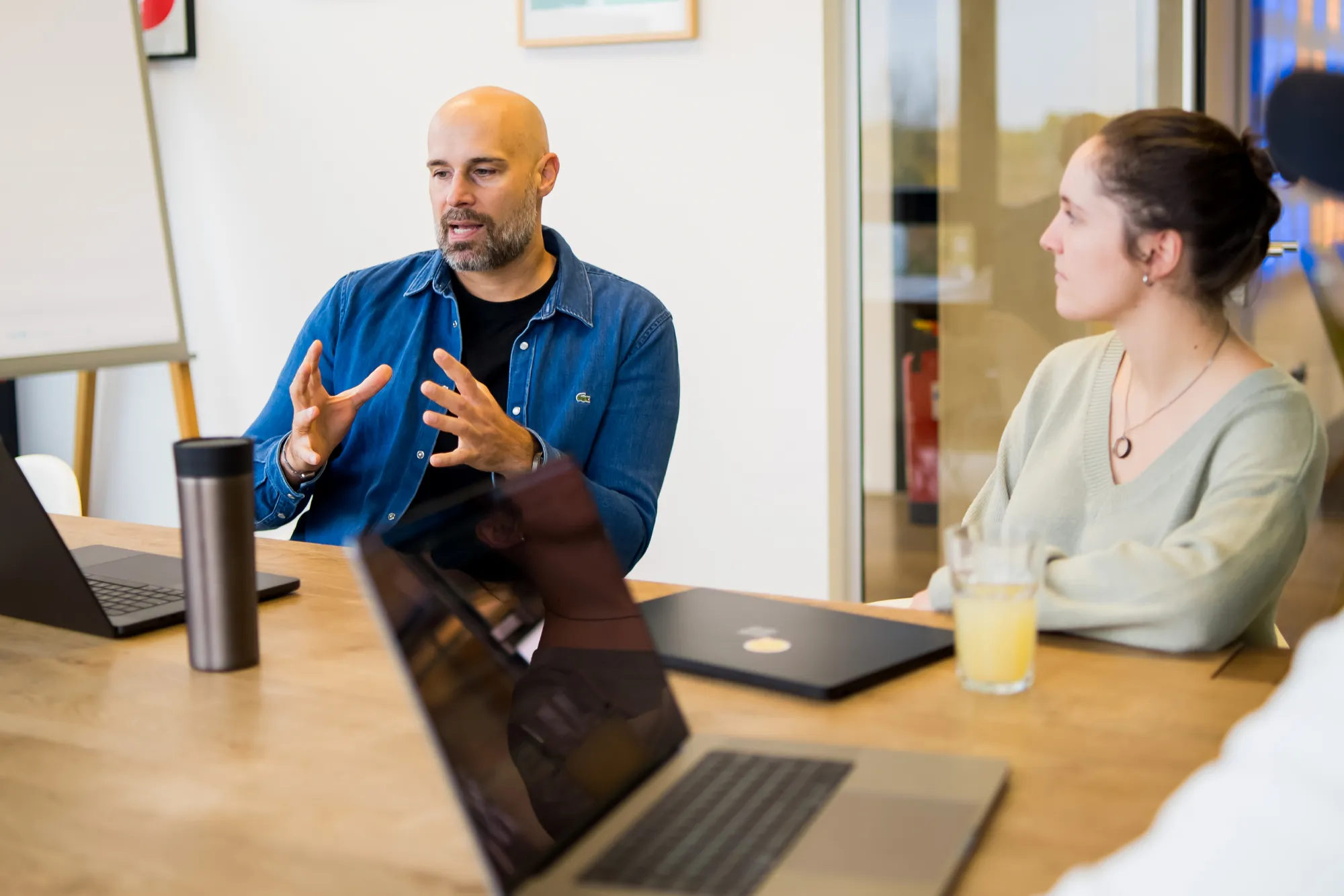 Zwei Mitarbeitende besprechen sich im Meeting-Raum