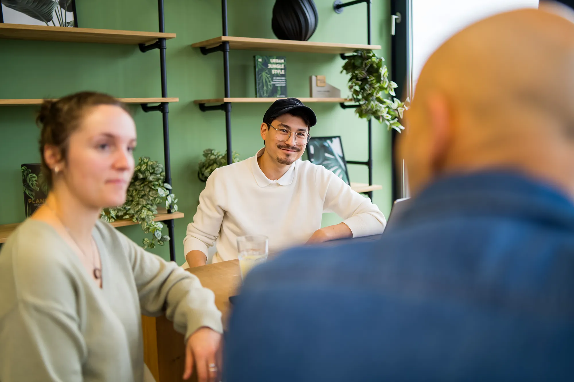 Drei Mitarbeitende sind im Meeting