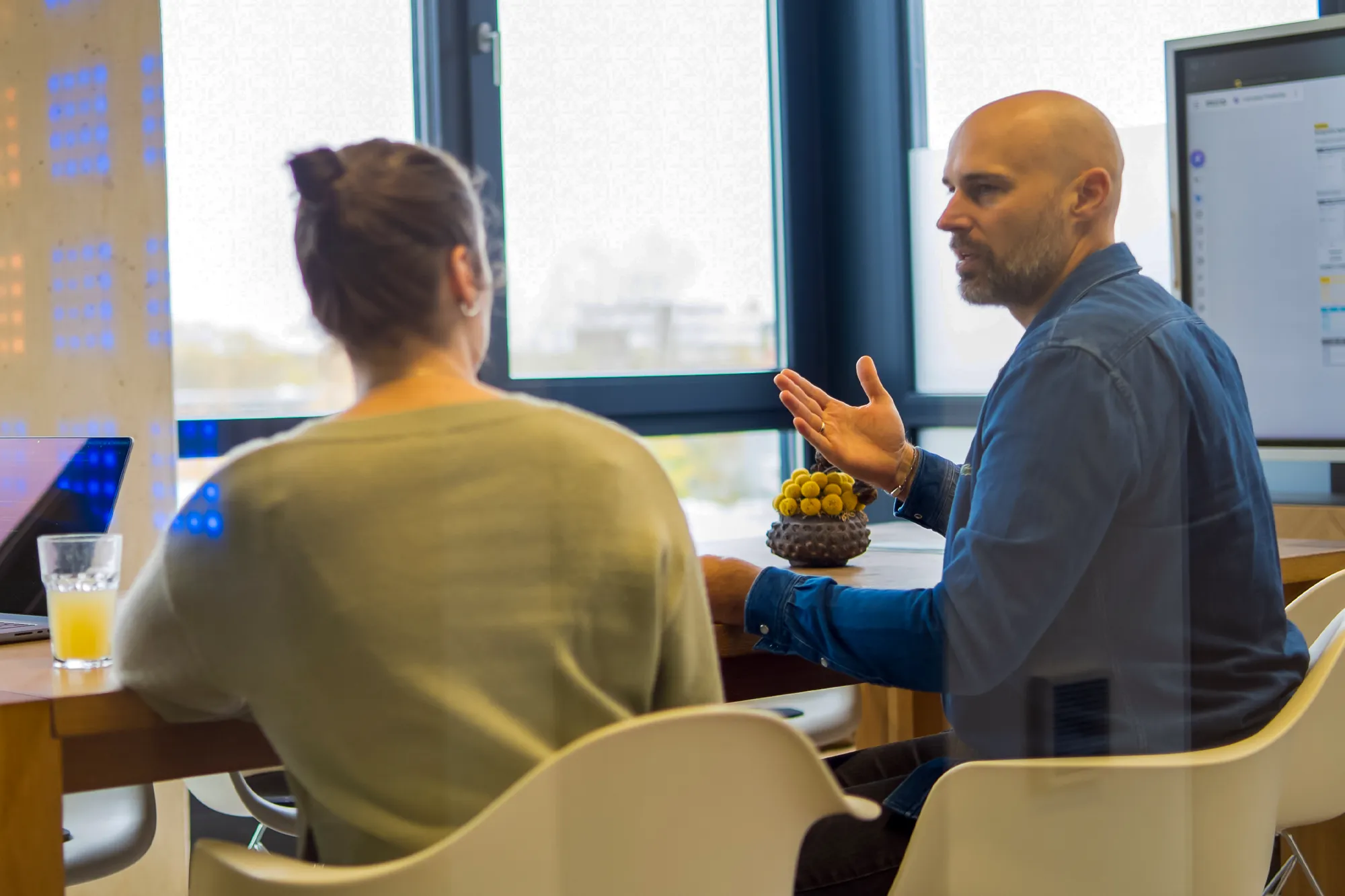 Drei Mitarbeiter von kernpunkt tauschen sich über ein Kundenprojekt aus.