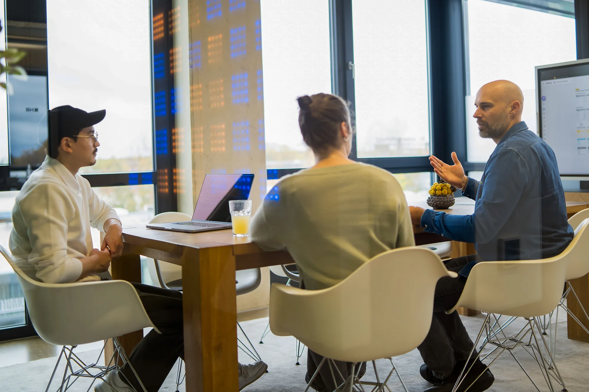 Drei Mitarbeiter von kernpunkt tauschen sich über ein Kundenprojekt aus.