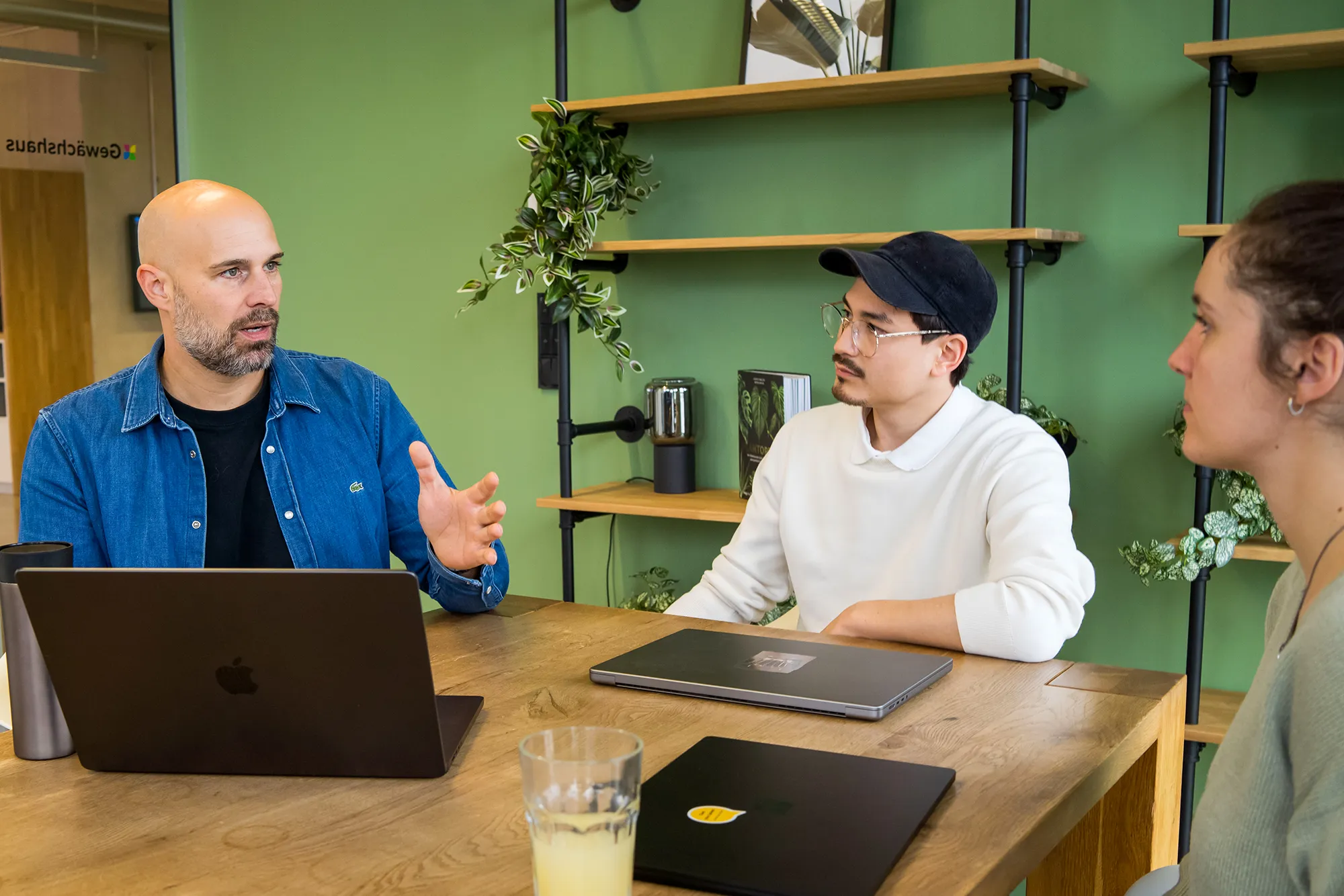 MACH besteht aus vier Komponenten: Microservices, API-first, Cloud-native und Headless.