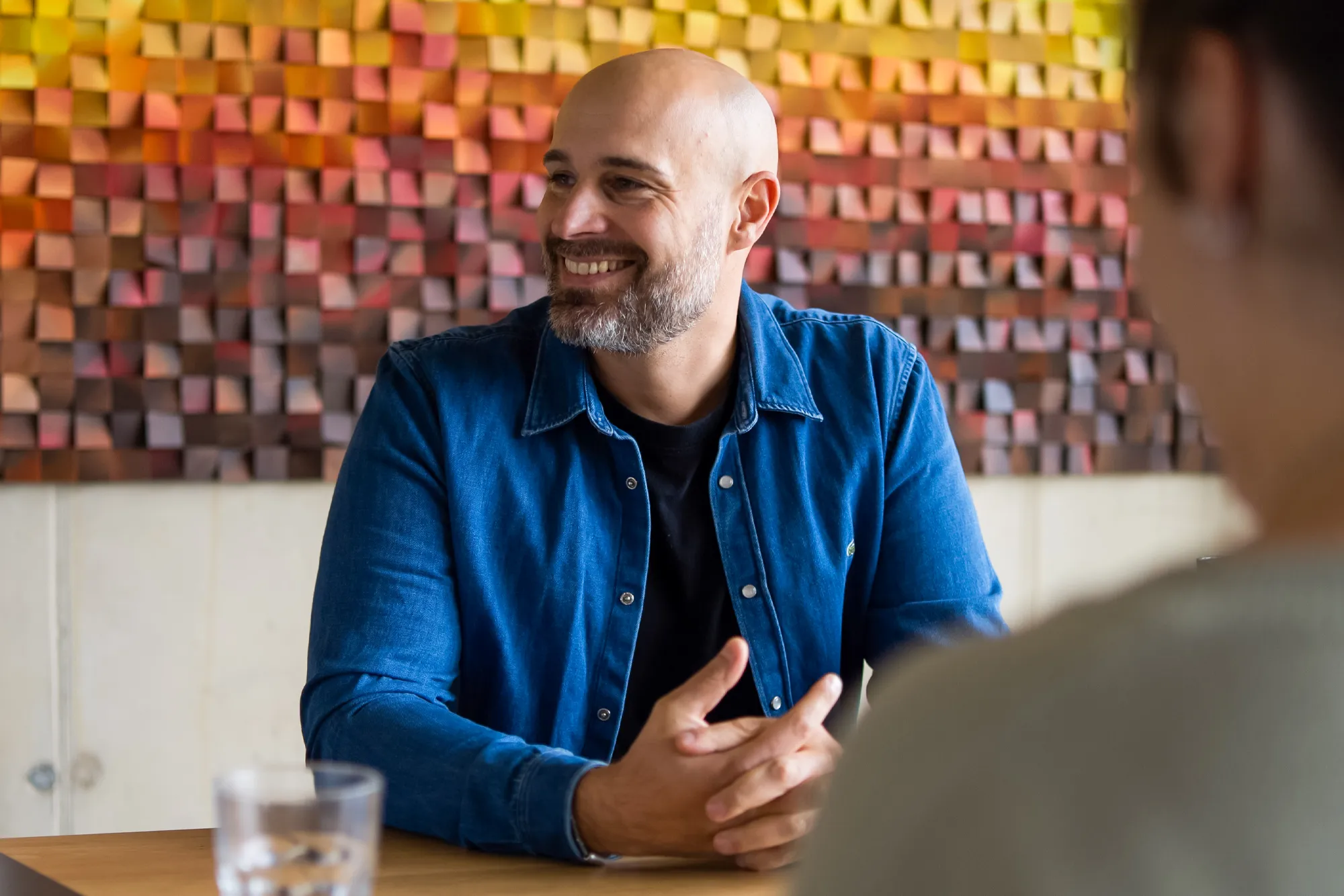Drei Mitarbeitende unterhalten sich angeregt.