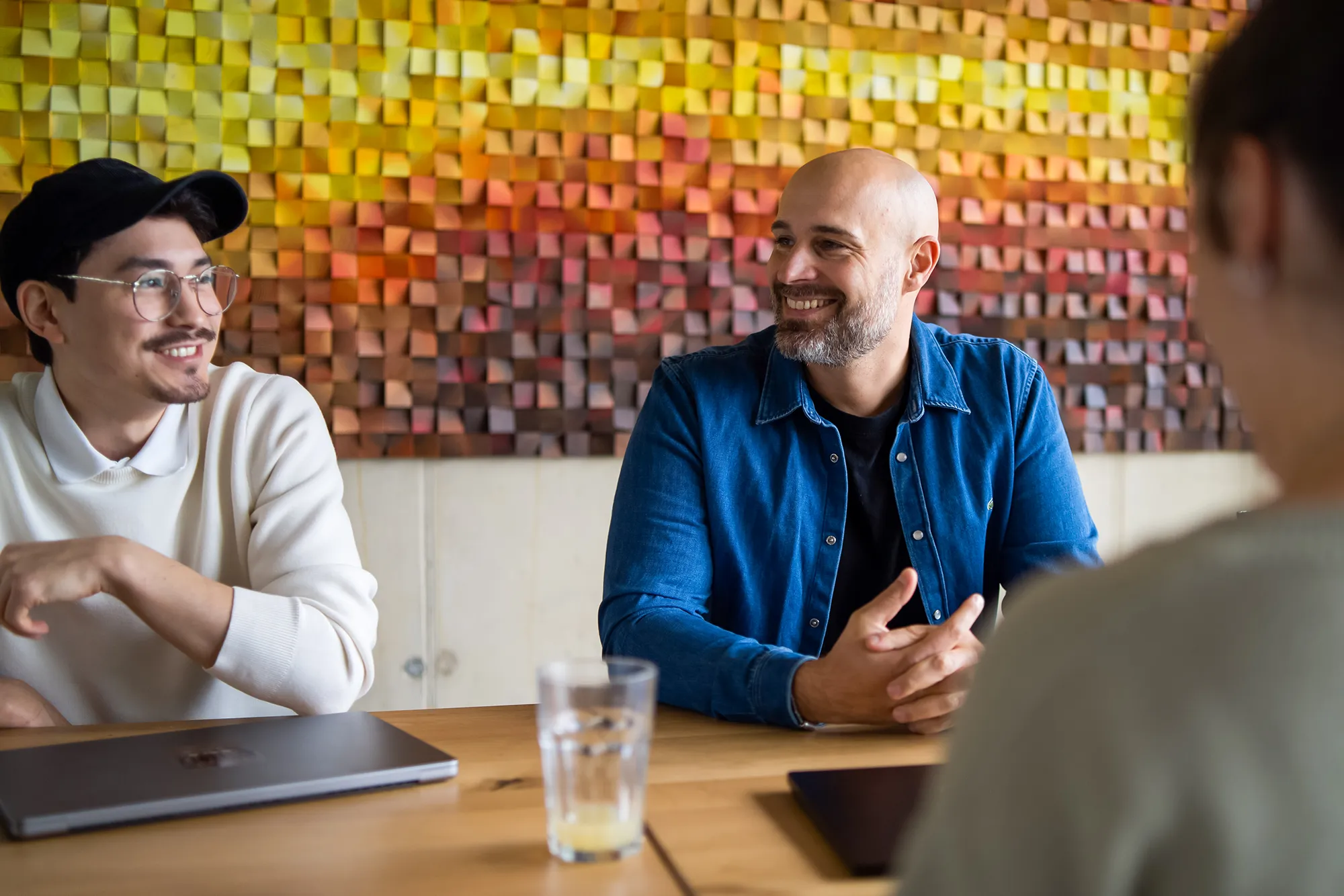 MACH besteht aus vier Komponenten: Microservices, API-first, Cloud-native und Headless.