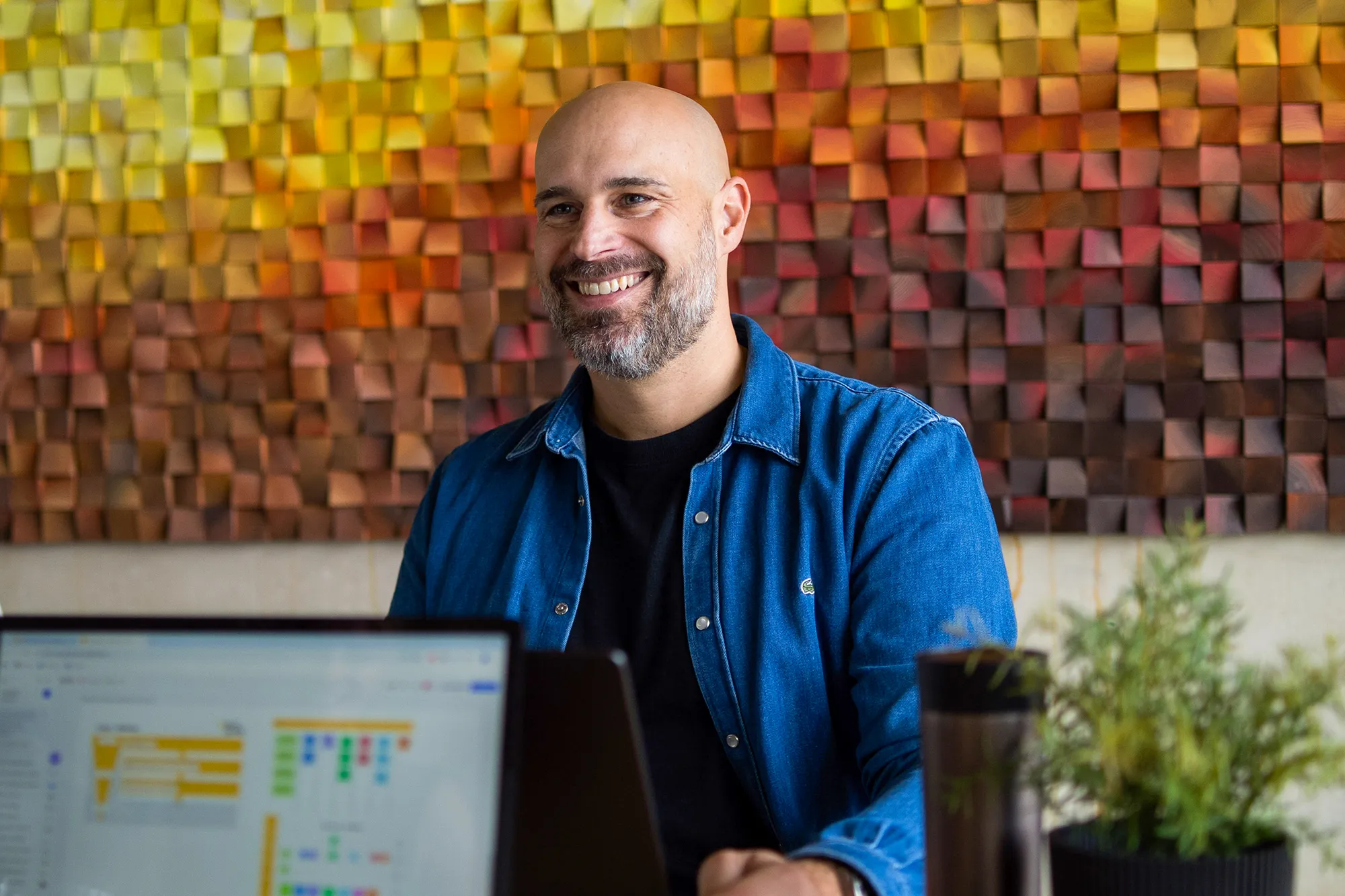 Mitarbeitender lächelt Kollegin an.