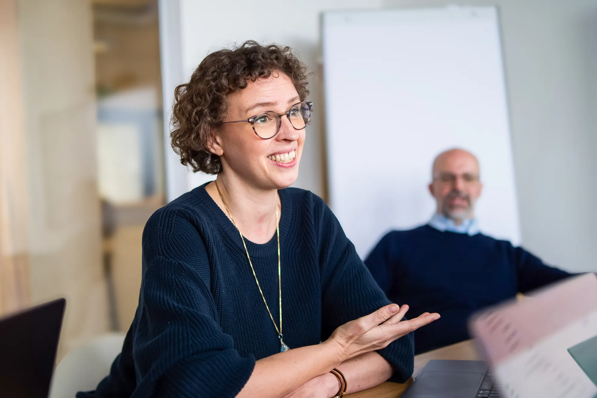 Unsere Mitarbeitern tauscht sich im Meeting zu Digitalprojekten aus.