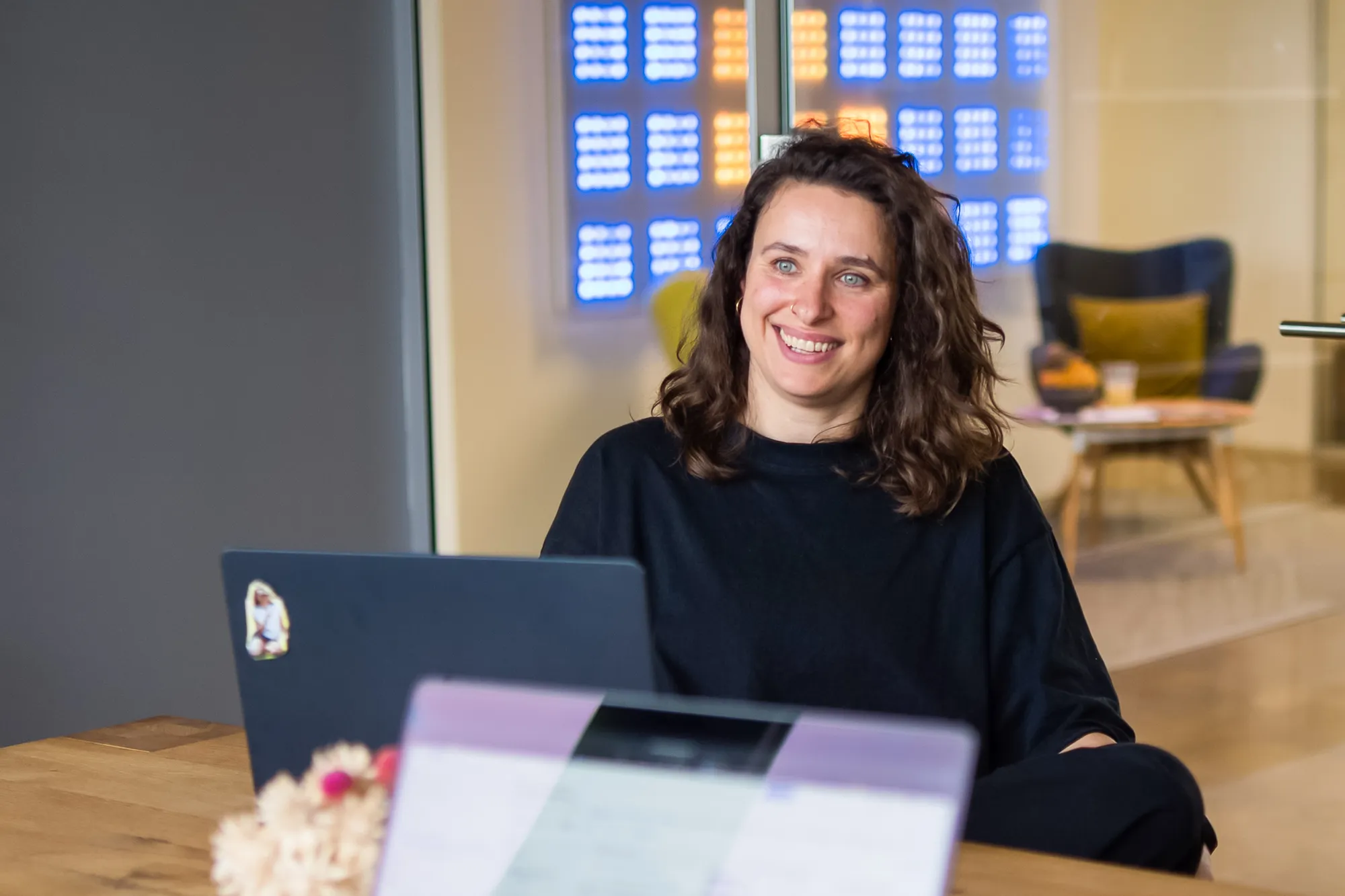 Mitarbeitende lächelt im Team-Meeting