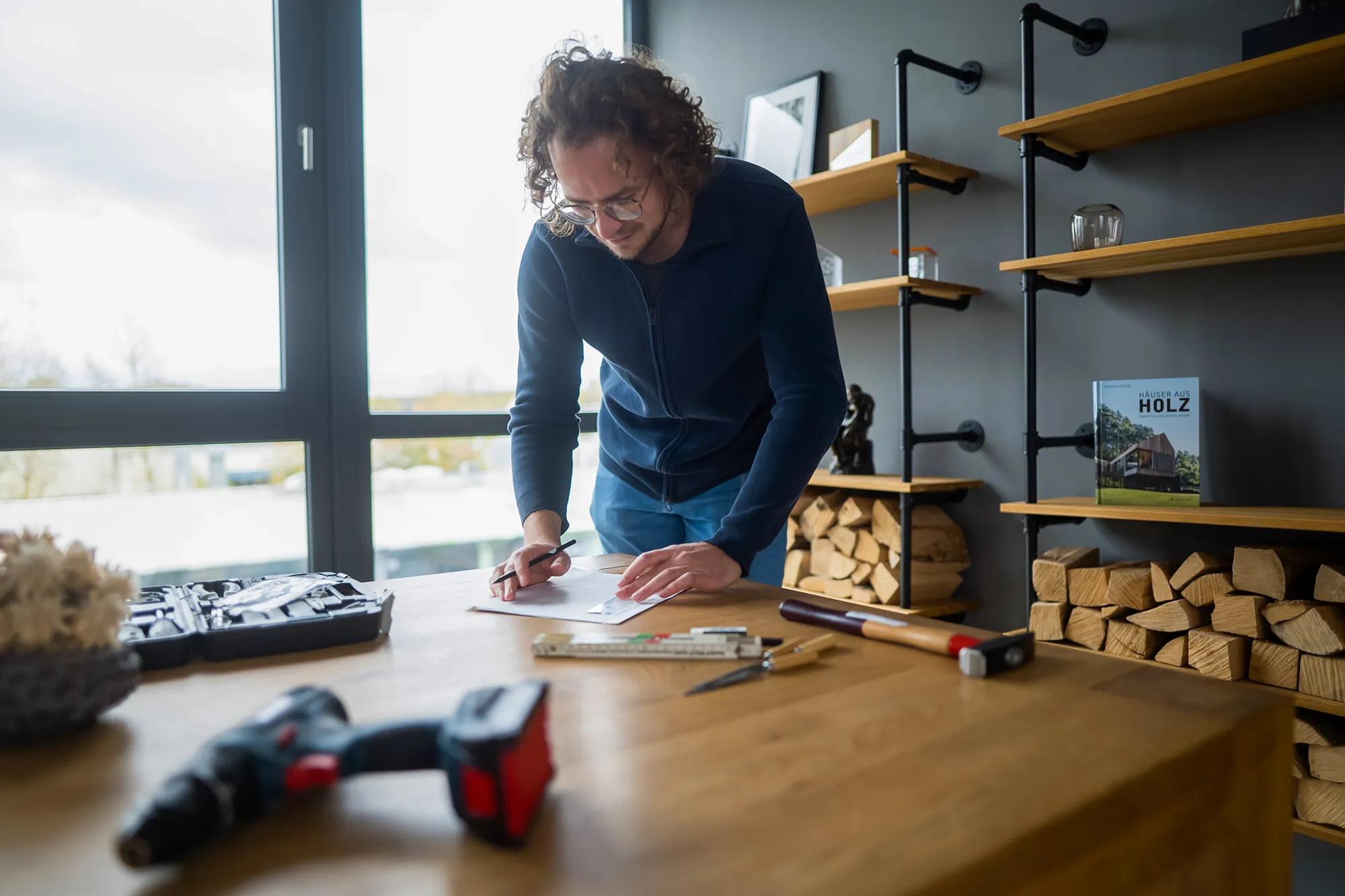 Handwerker zeichnet sich einen Bauplan
