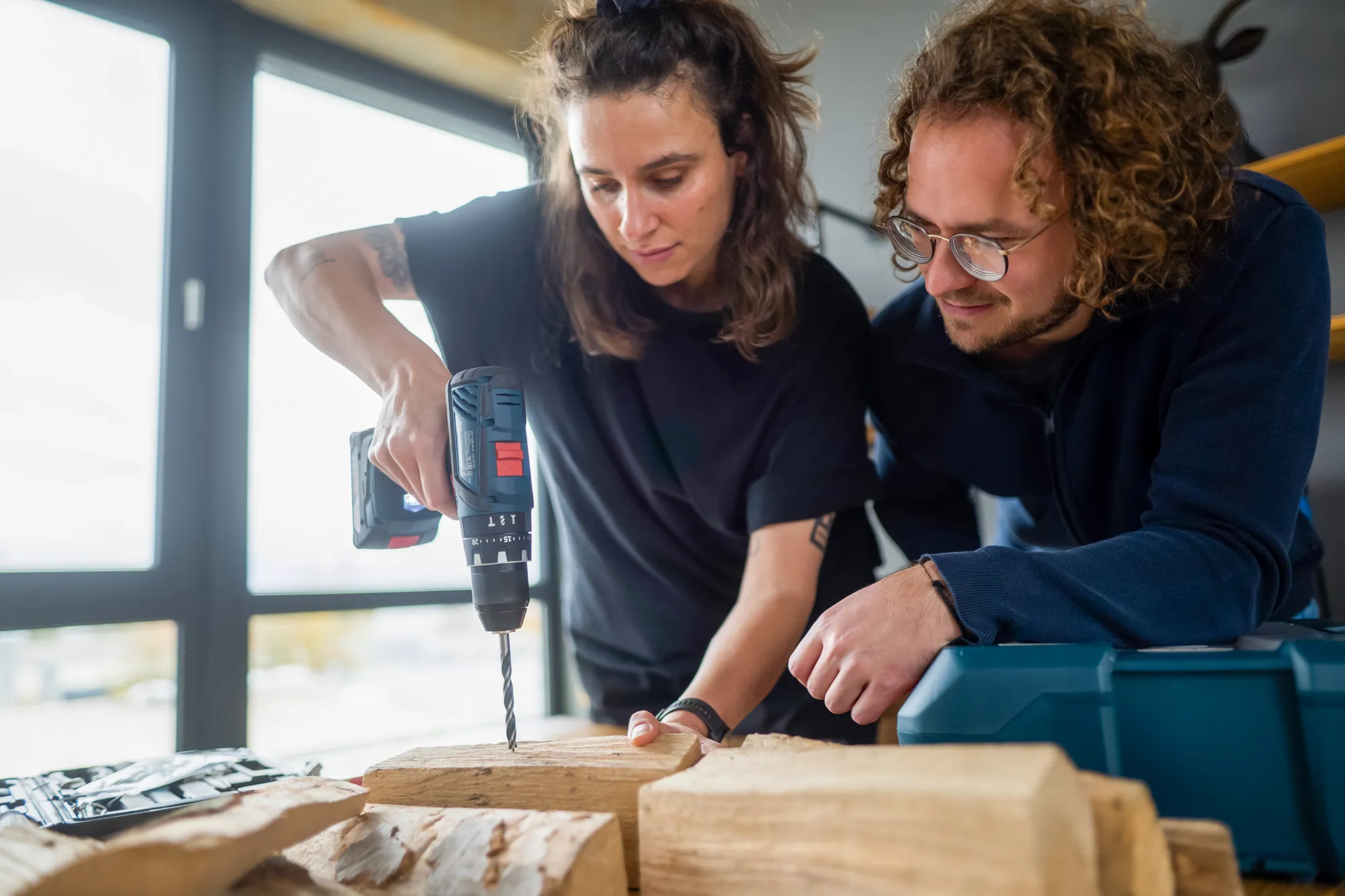 Zwei Personen beim Handwerkern
