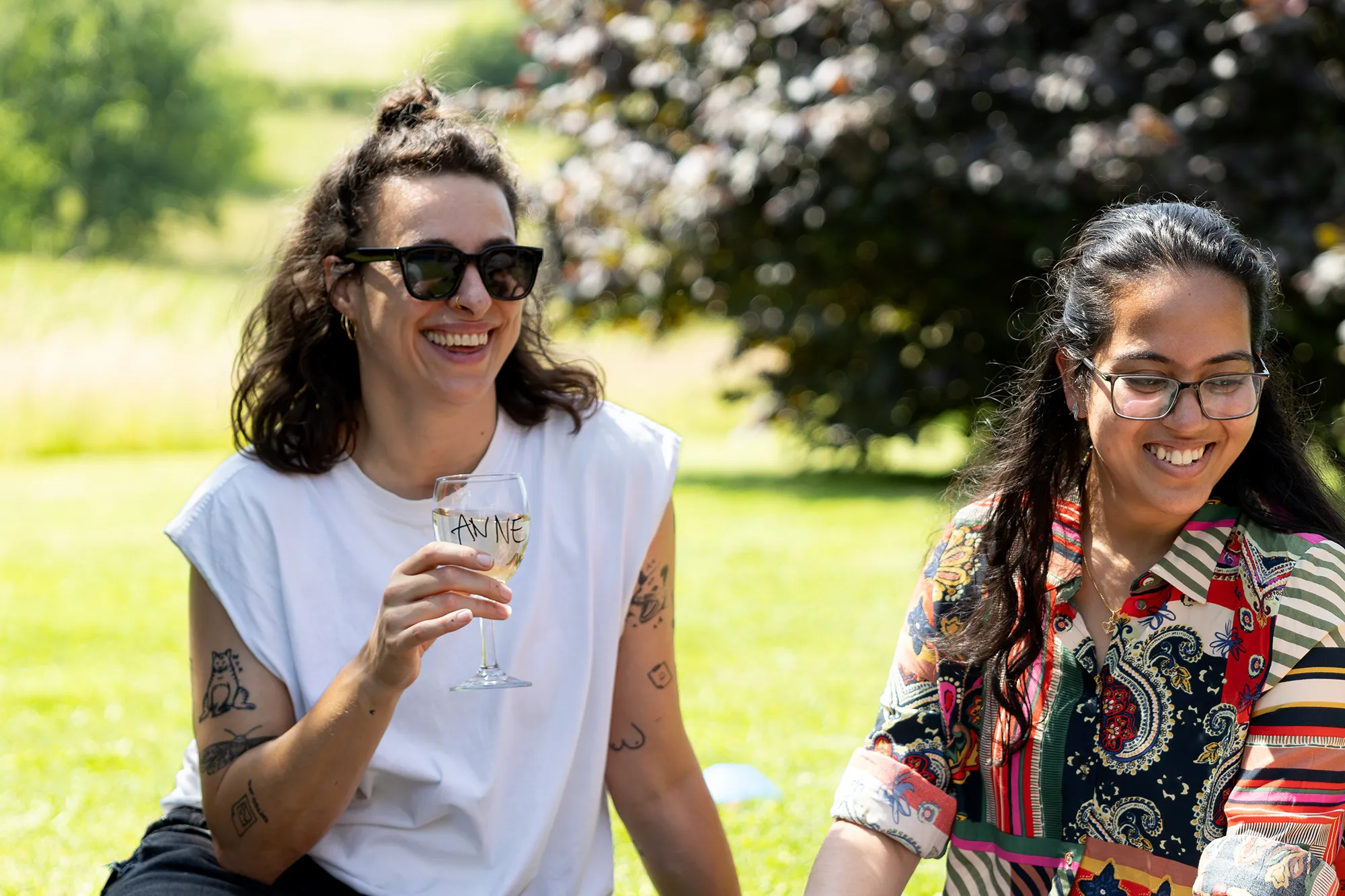 Zwei Mitarbeitende beim Sommer-Event von kernpunkt