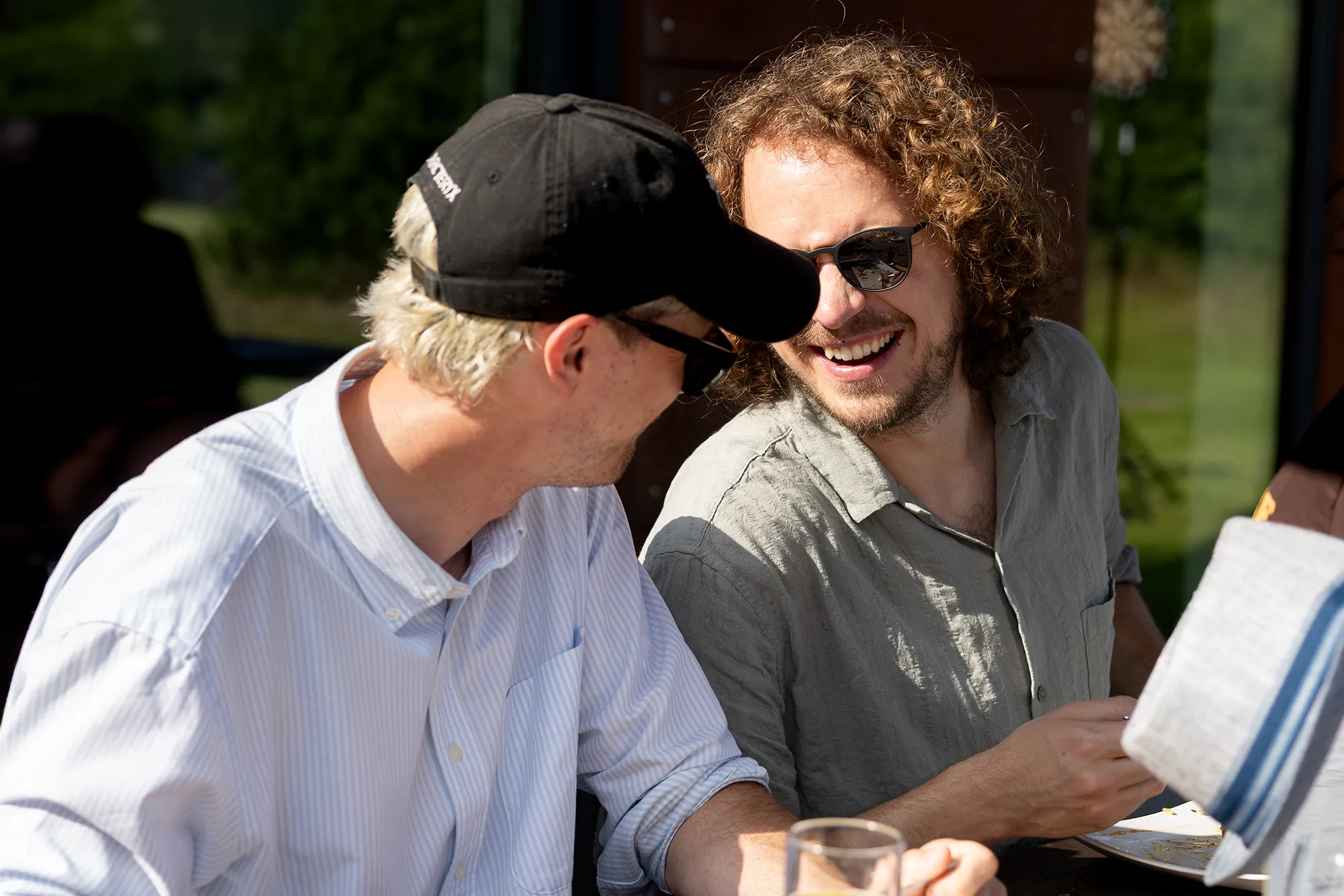 Zwei Mitarbeitende beim Sommer-Event von kernpunkt