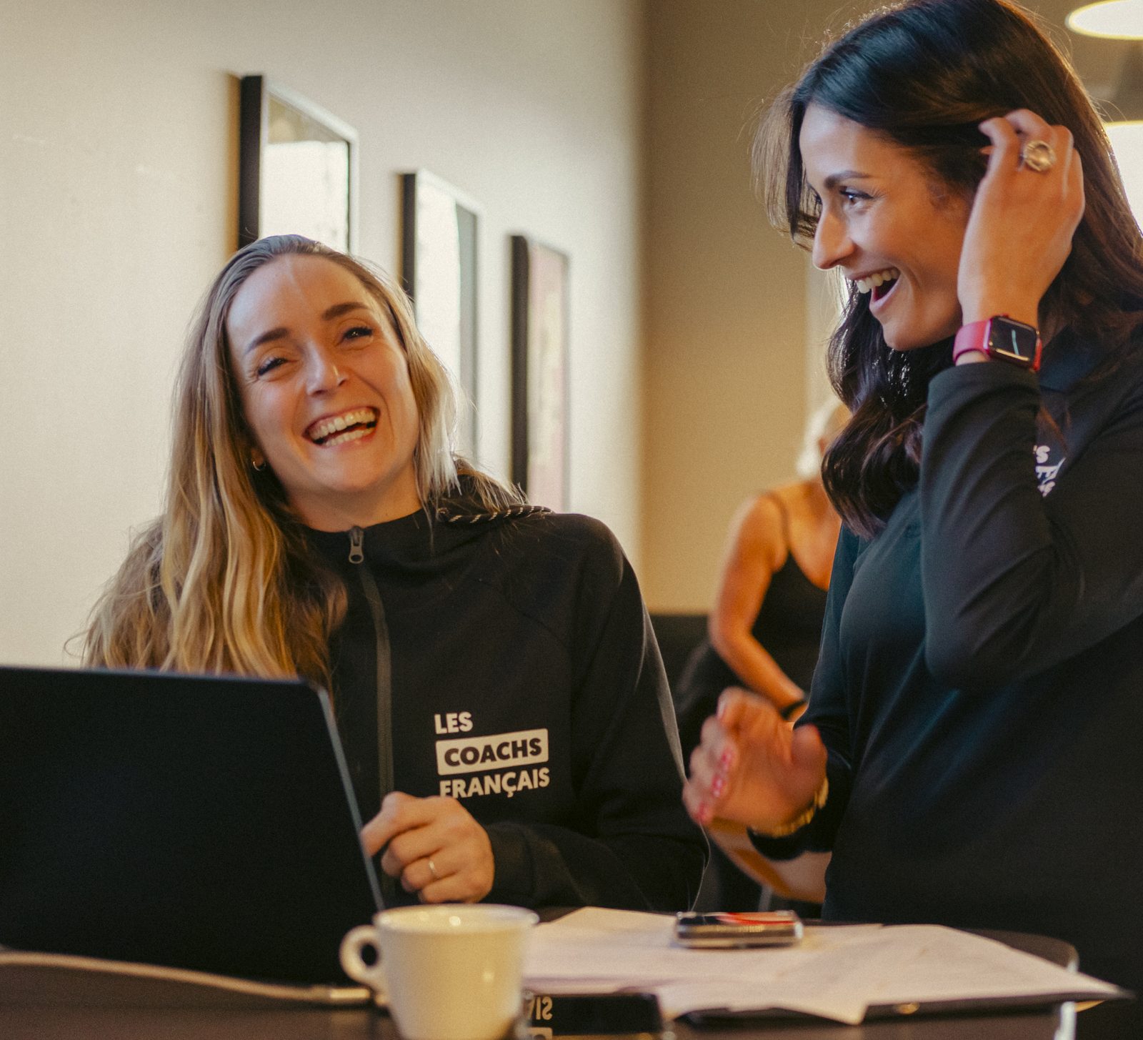 Deux coachs Les Coachs Français travaillent sur leur activité
