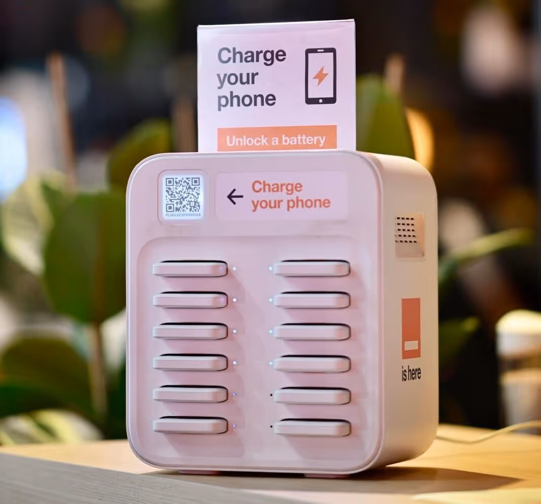 Bornes de batteries portables personnalisés sur le stand d'Orange