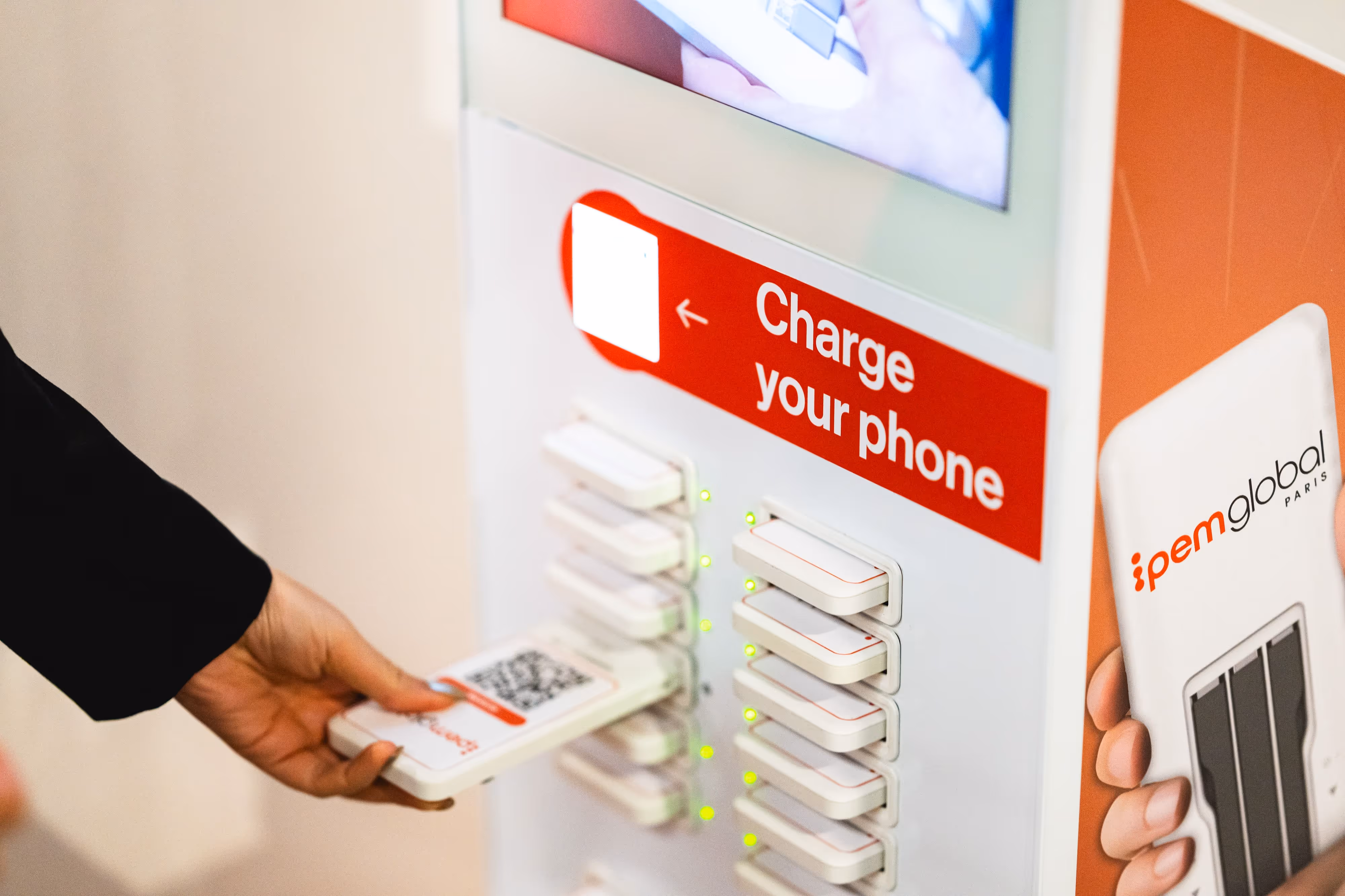 Borne de recharge pour téléphone dans un salon professionnel