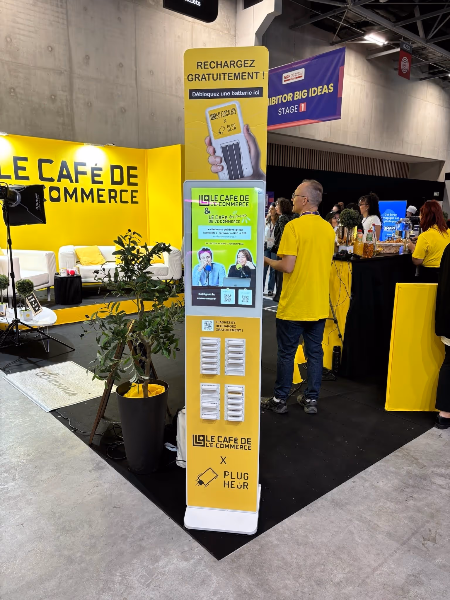 Borne de recharge pour téléphone portables lors d'un événement professionnel dans le retail