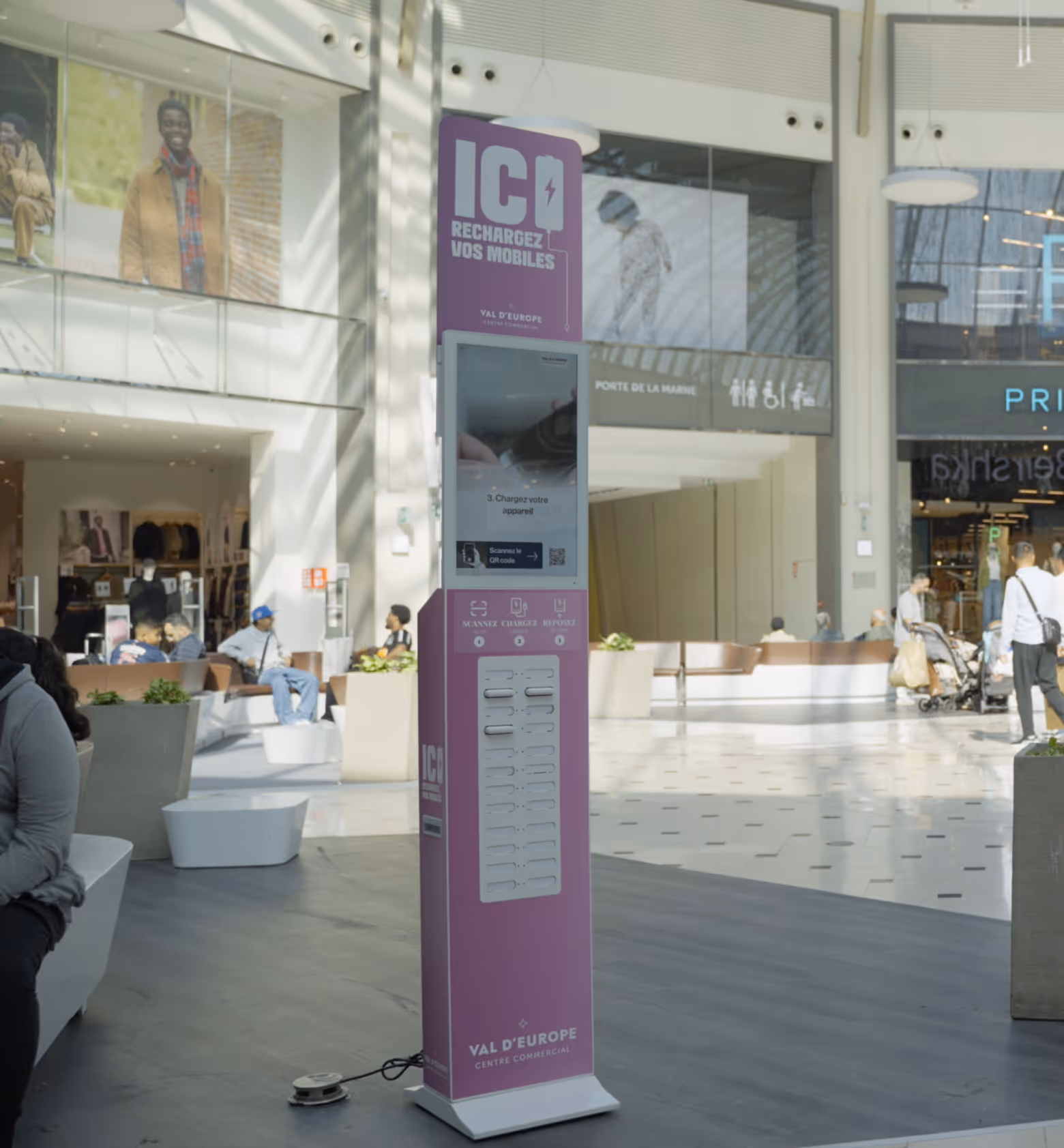 Borne batteries portatives dans un centre commercial