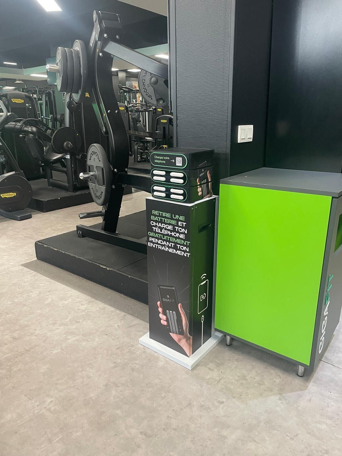 Borne batteries portatives dans un centre commercial