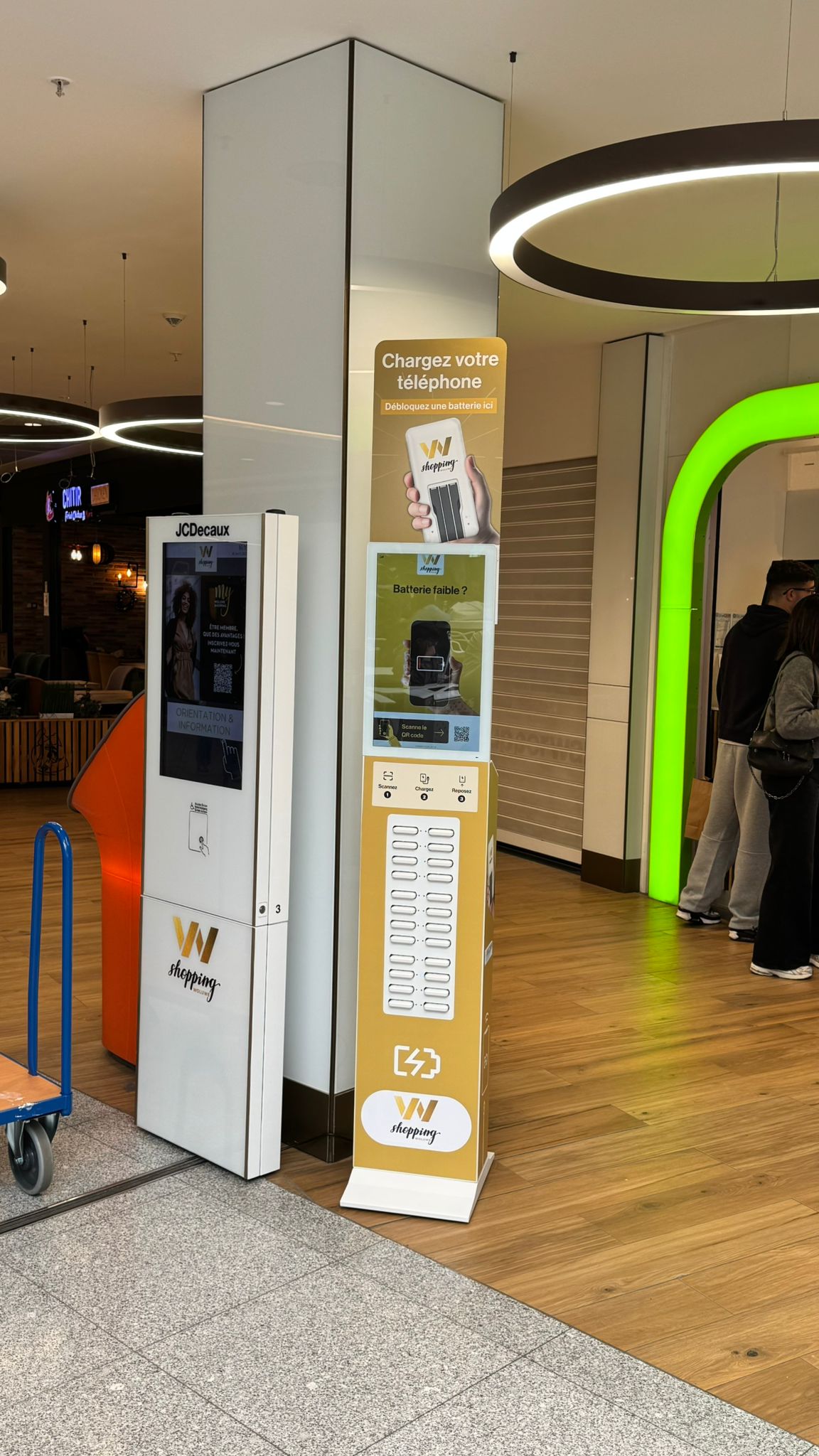 Borne Plug'Heur au centre commercial Woluwe Shopping