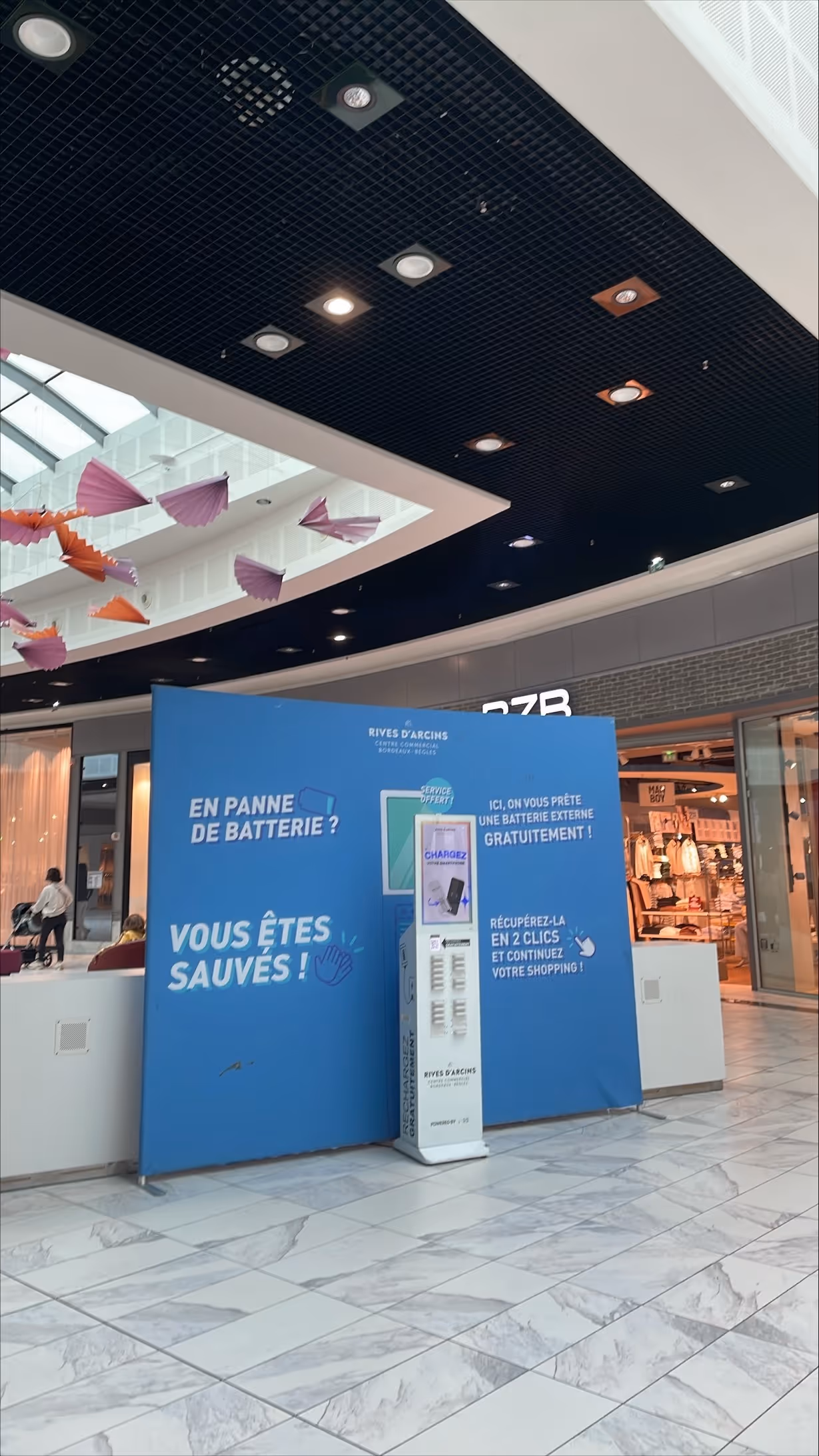 Borne de batteries portables Plug'Heur au centre commercial Val d'Europe en France
