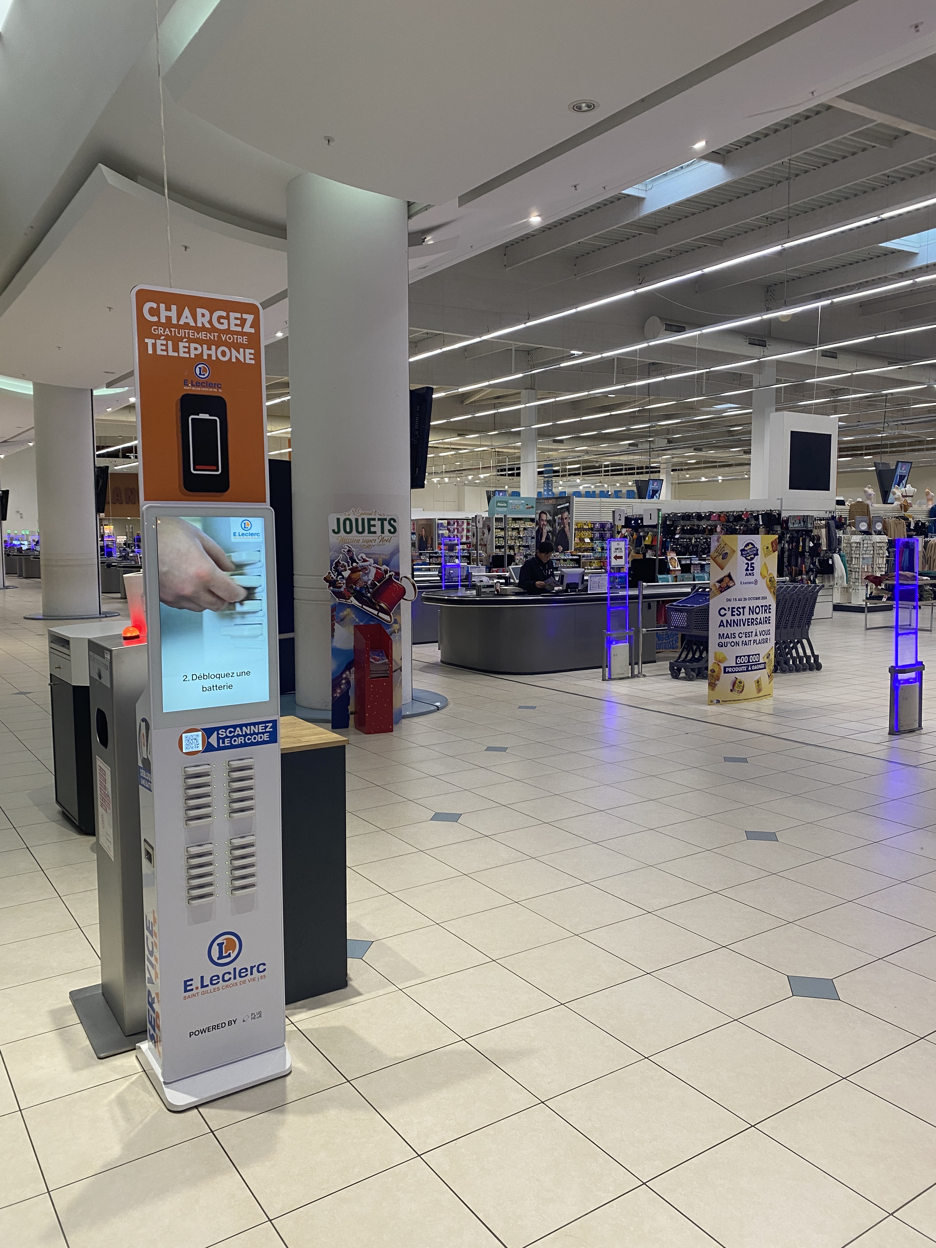 Borne de recharge de téléphone Plug'Heur en hypermarché E.Leclerc