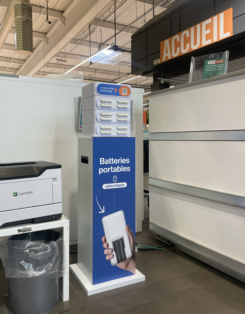 Borne batteries portable dans un hypermarché E.Leclerc