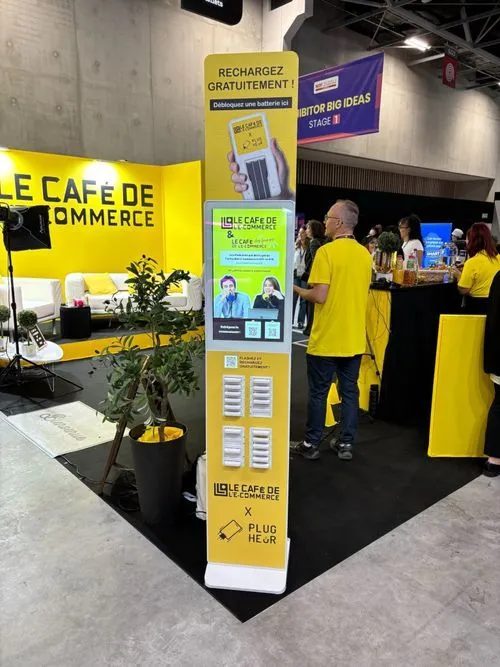 Borne Plug'Heur sur le stand du Café de l'E-Commerce à NRF Europe 2025
