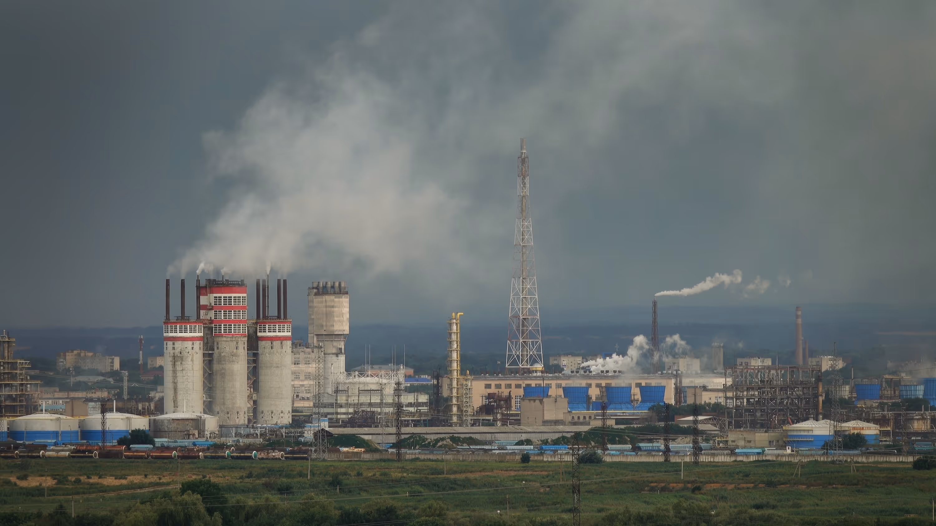 Large factory polluting the air