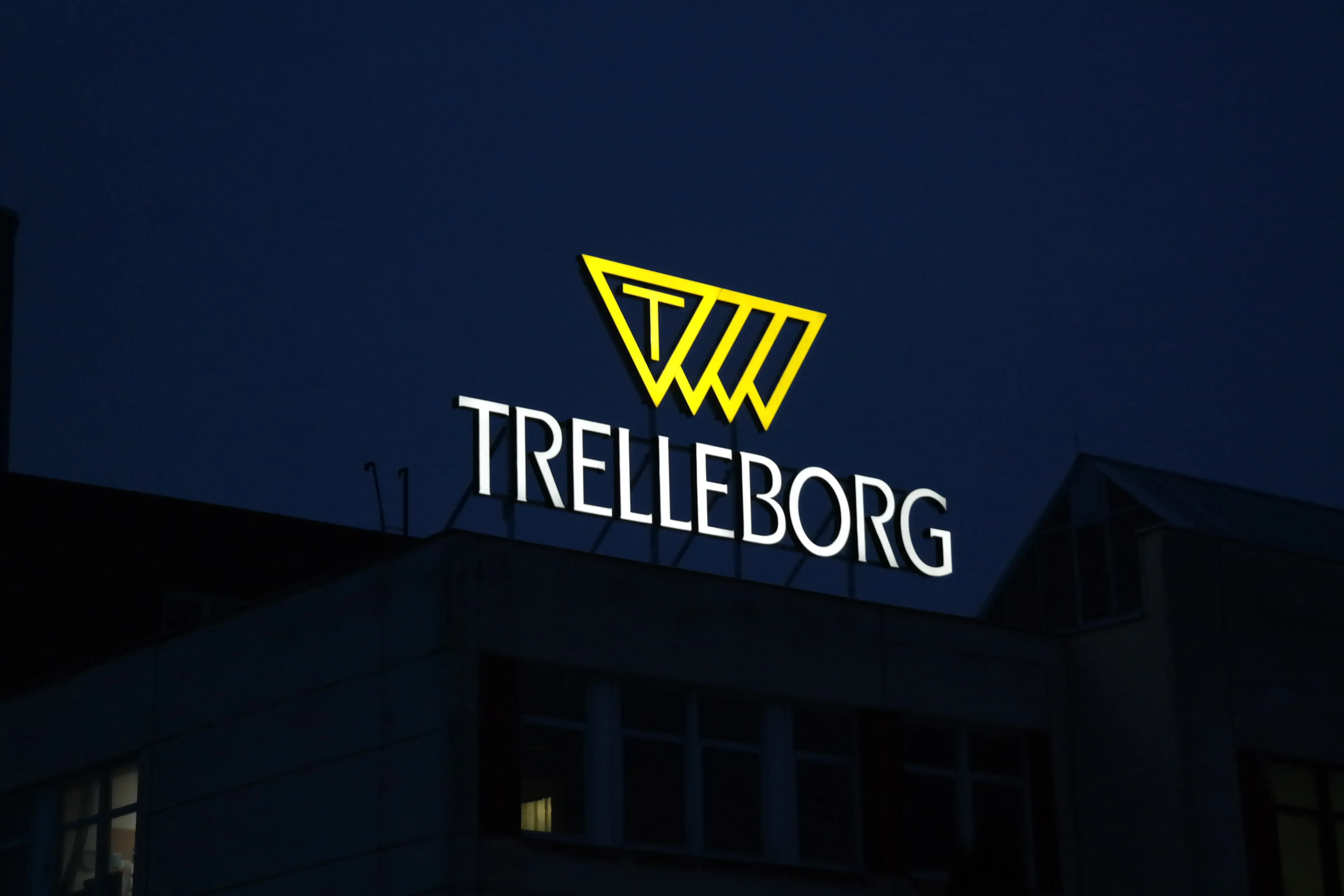 Světelný nápis pro firmu Trelleborg v noci