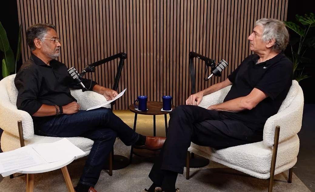 John Martinis and host Sriram Viswanathan in conversation on the TechSurge set