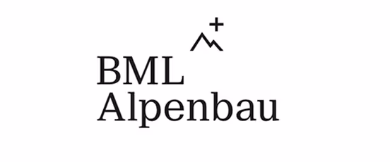 Logo von BML Alpenbau mit stilisierter Berggrafik und Kreuz darüber.