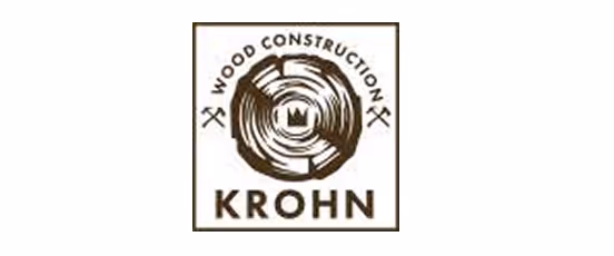 Logo von Krohn mit einem Baumquerschnitt, zwei gekreuzten Äxten und dem Text ‚Wood Construction‘.