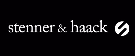 Logo von Stenner & Haack mit weißem Text und stilisiertem S auf schwarzem Hintergrund.